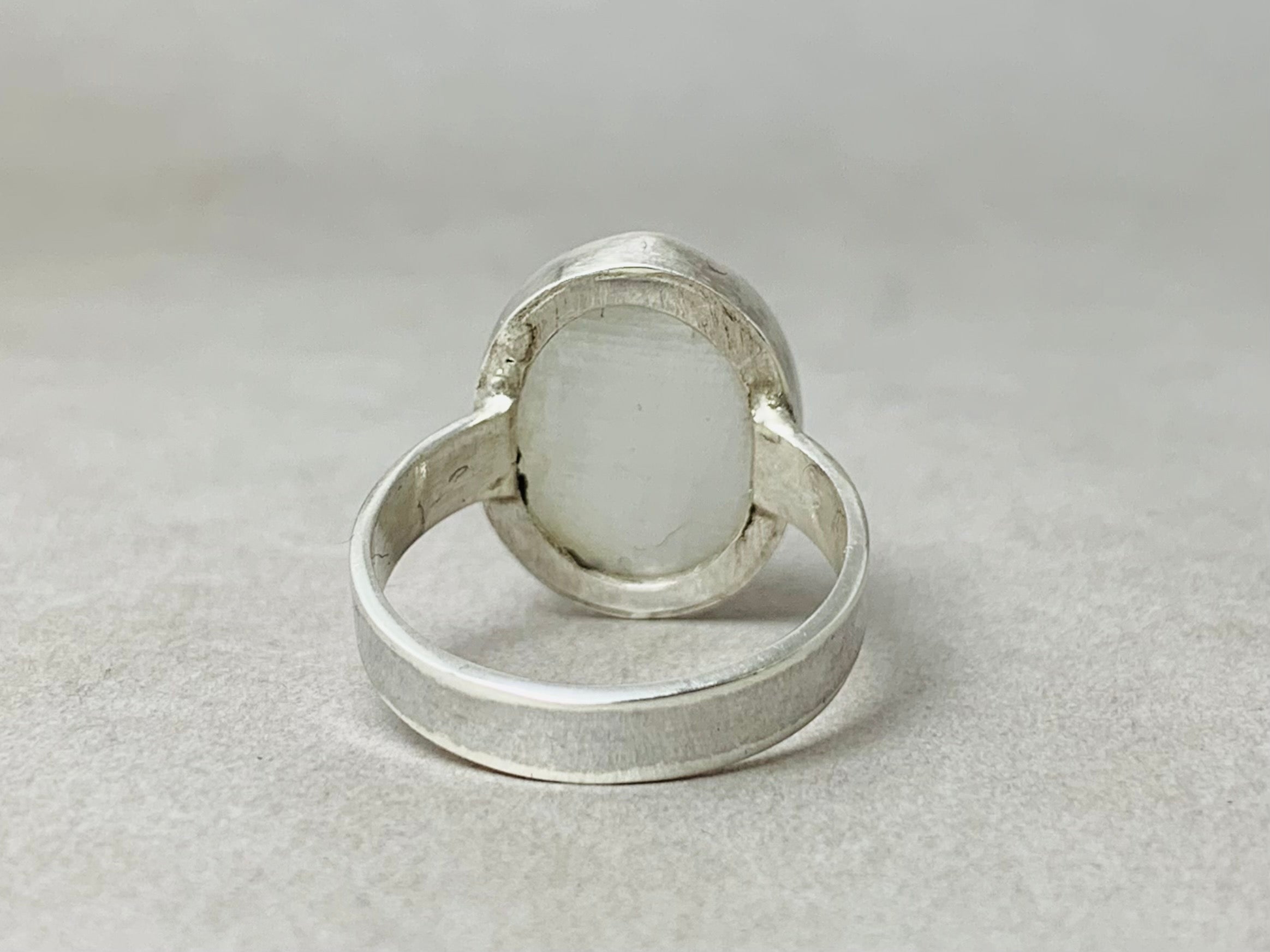 Regenbogen-Mondstein-Ring Massiver Silberring Edelsteinschmuck Ovaler Mondsteinring Handgemachter Boho-Ring Geschenk für Sie