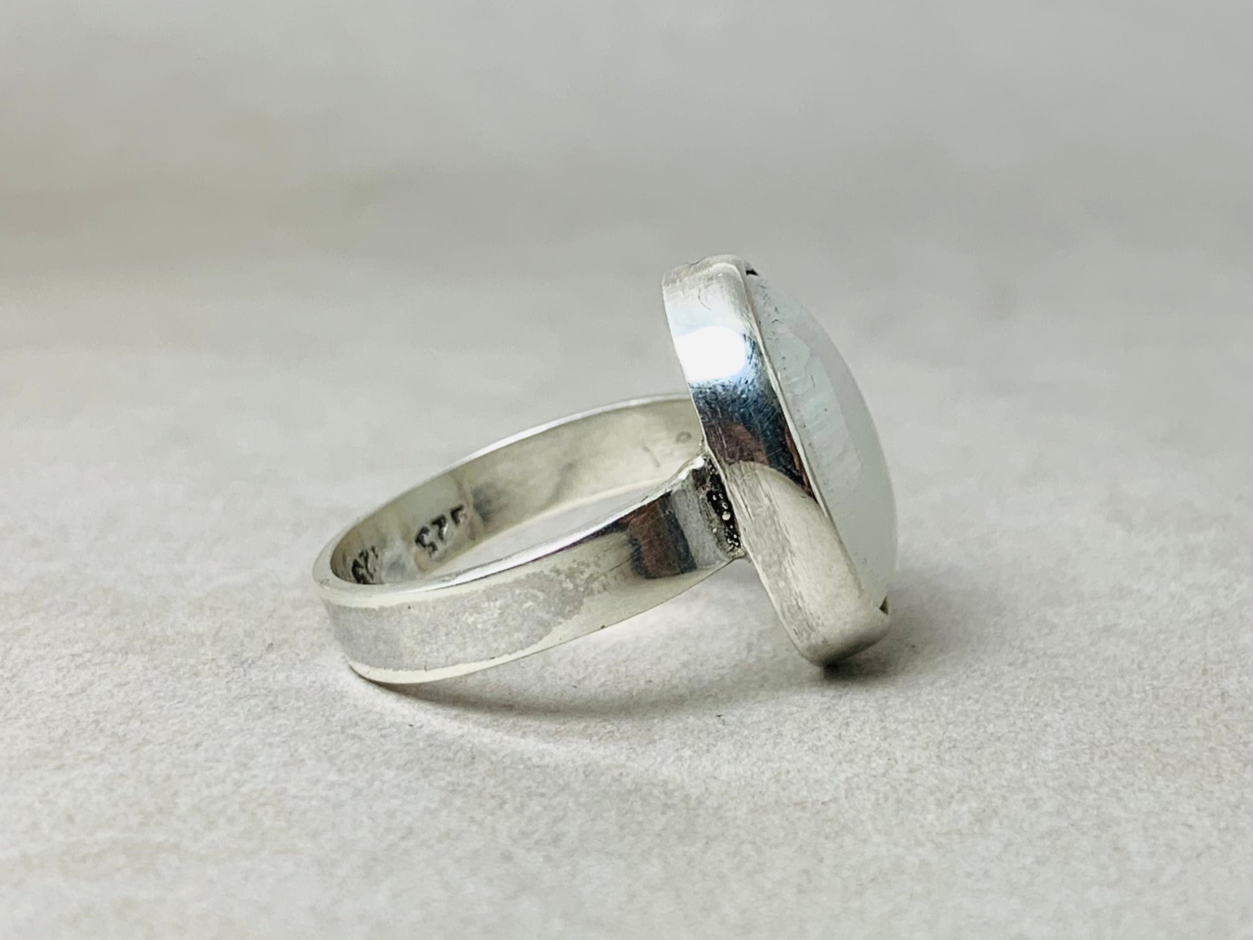Regenbogen-Mondstein-Ring Massiver Silberring Edelsteinschmuck Ovaler Mondsteinring Handgemachter Boho-Ring Geschenk für Sie