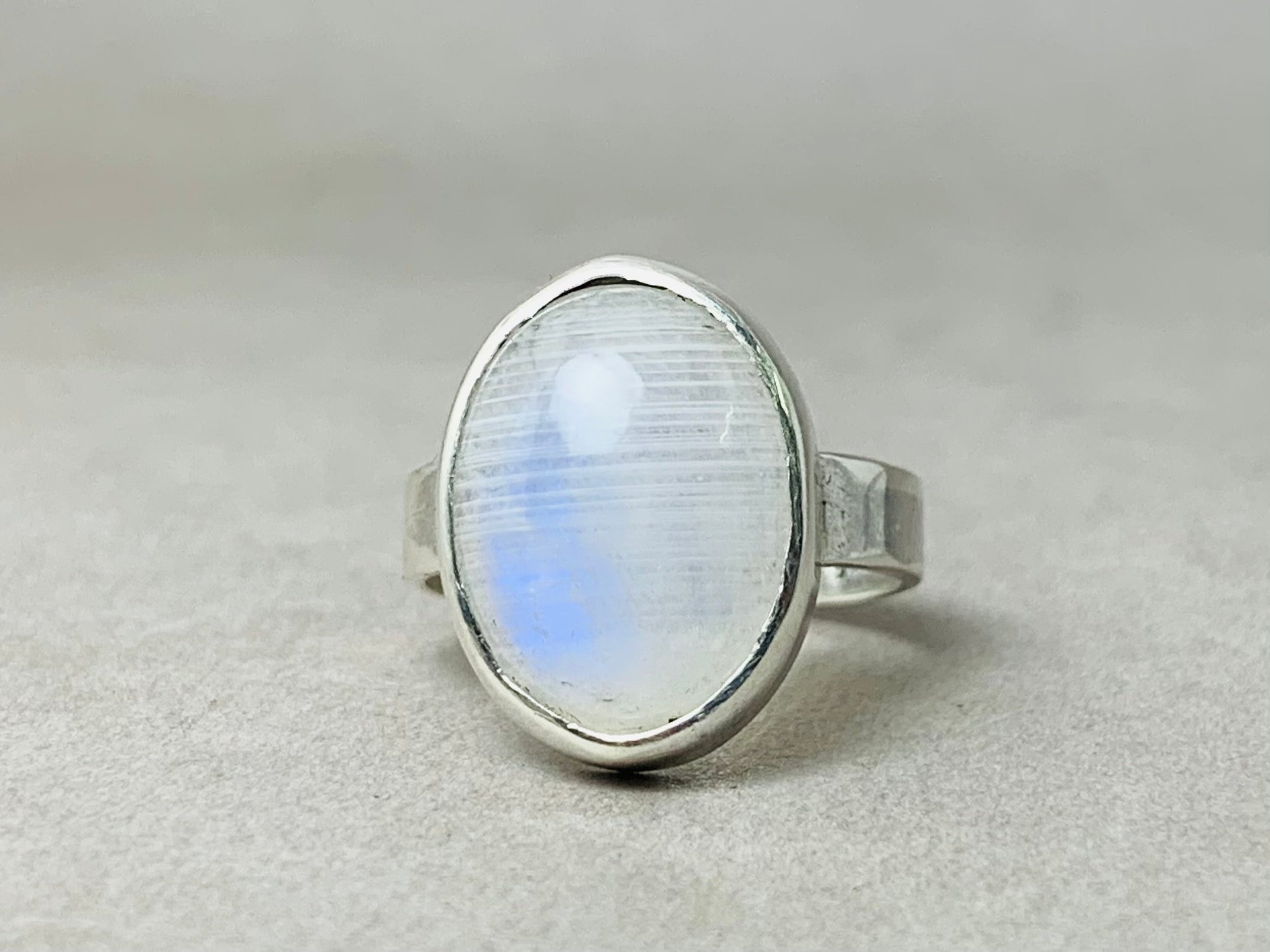 Regenbogen-Mondstein-Ring Massiver Silberring Edelsteinschmuck Ovaler Mondsteinring Handgemachter Boho-Ring Geschenk für Sie