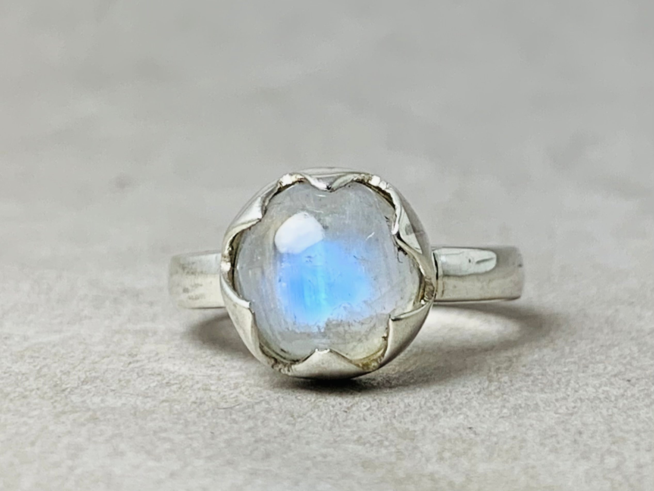 Echter Regenbogen-Mondsteinring 925 Sterling Silber Runder Blauer Mondstein Statement-Ring Handgefertigter Ring Perfektes Geschenk für sie
