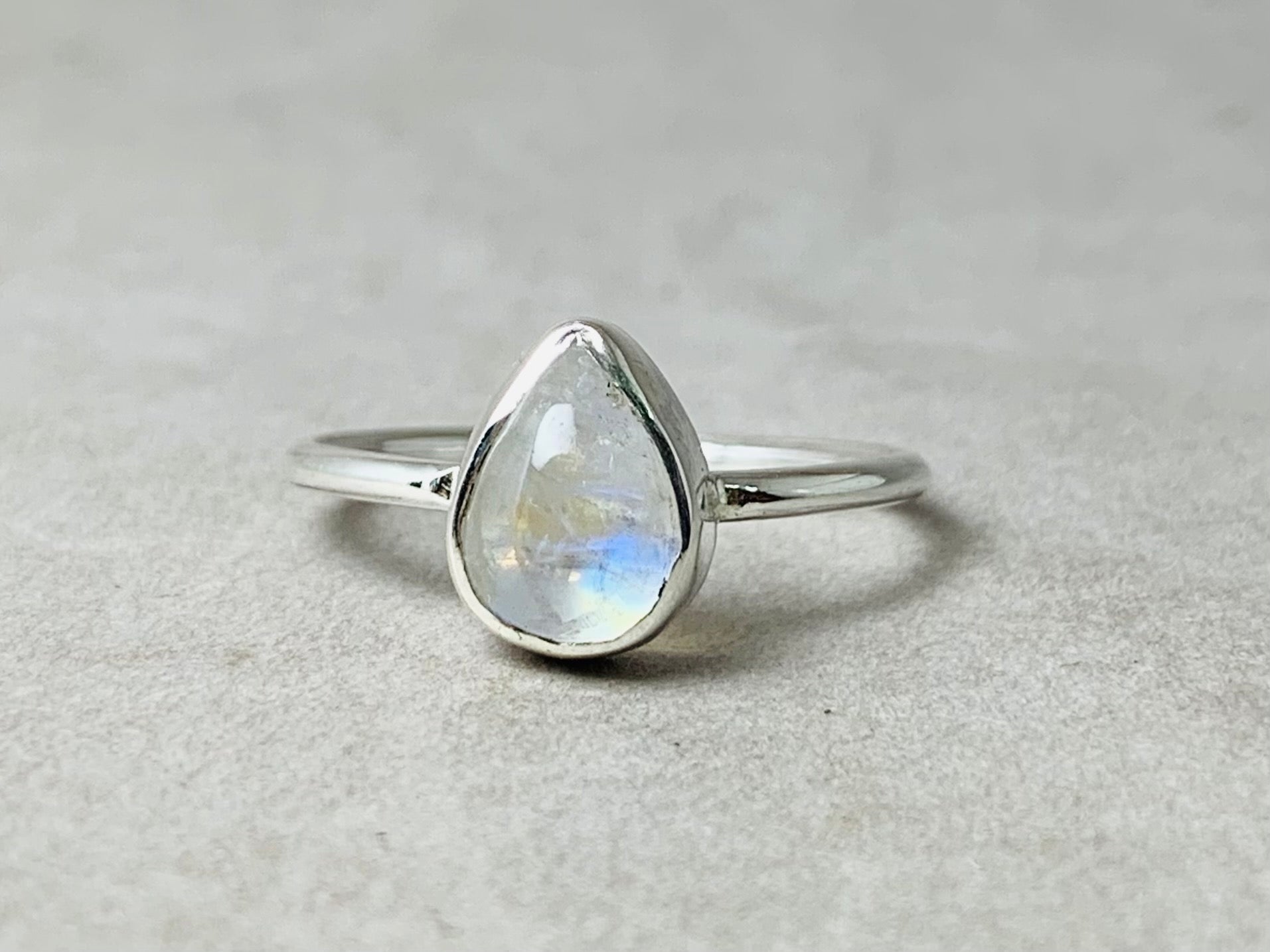 Birnen-Mondstein-Ring 925 Sterling Silber Regenbogen Kleiner Mondstein Minimalistischer Damen Alltagsring