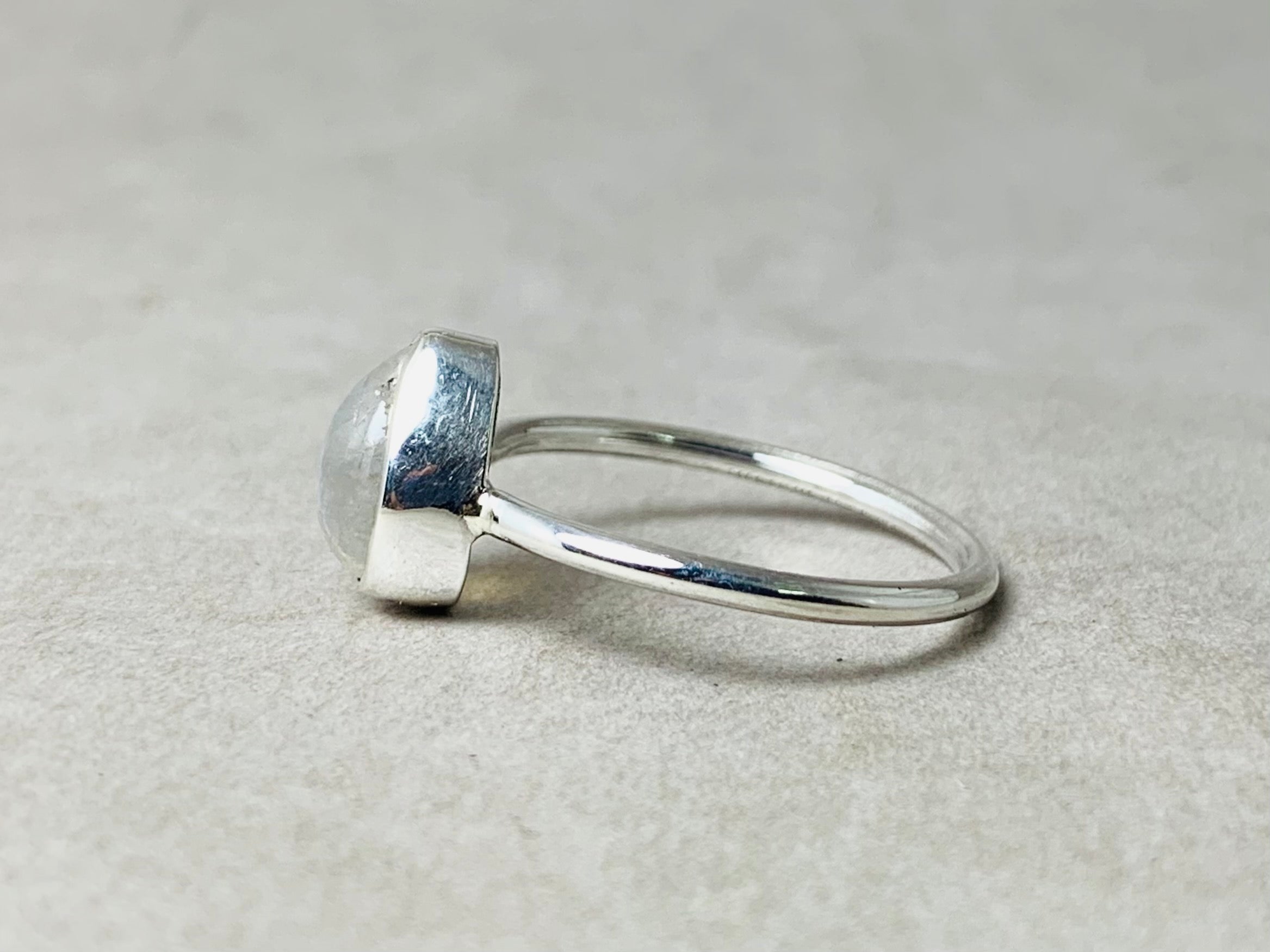Birnen-Mondstein-Ring 925 Sterling Silber Regenbogen Kleiner Mondstein Minimalistischer Damen Alltagsring