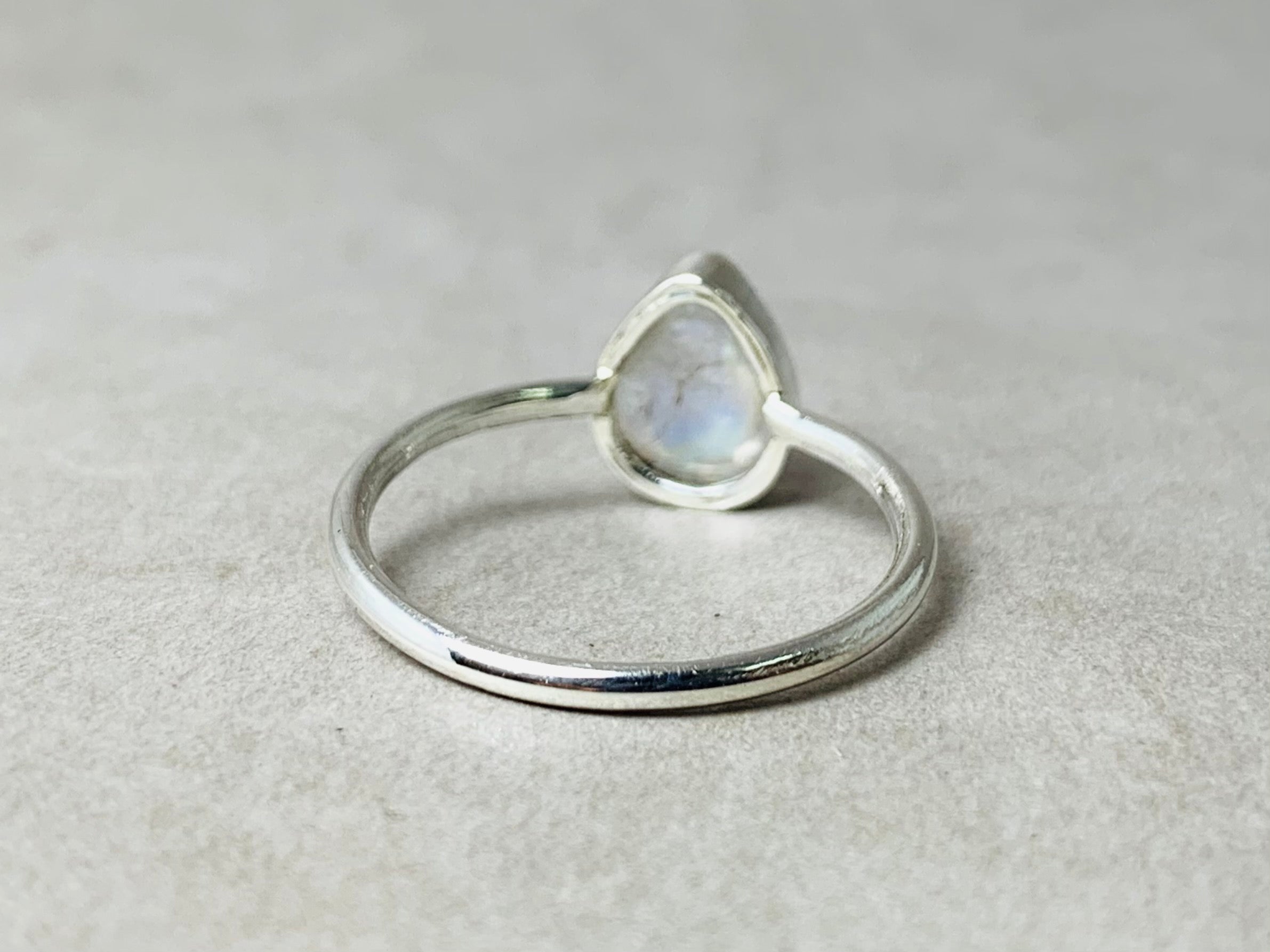 Birnen-Mondstein-Ring 925 Sterling Silber Regenbogen Kleiner Mondstein Minimalistischer Damen Alltagsring