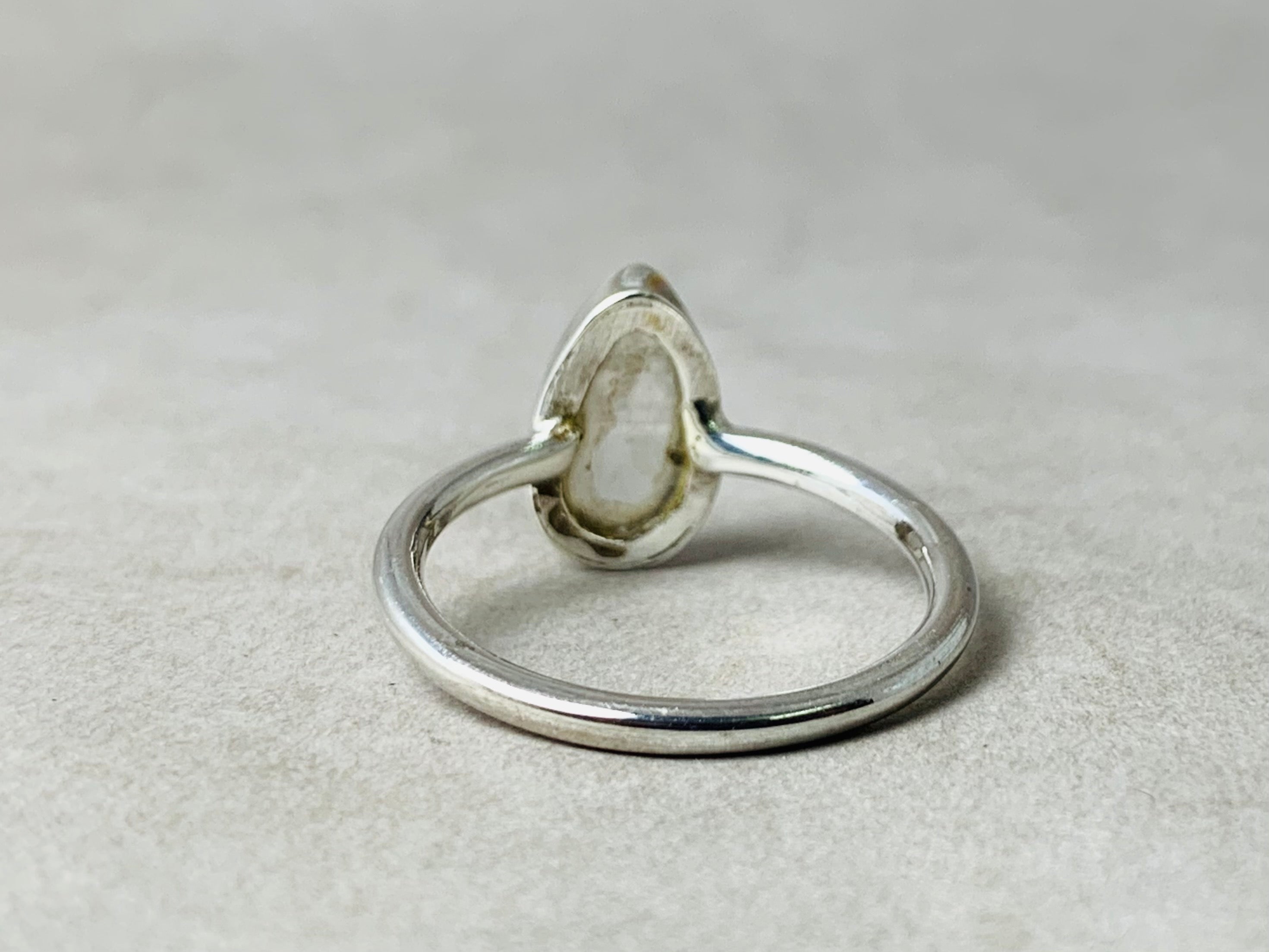 Birnen-Mondstein-Ring 925 Silberring Kleiner Mondstein Zierlicher Ring Handgemachter Tropfen-Mondstein-Ring