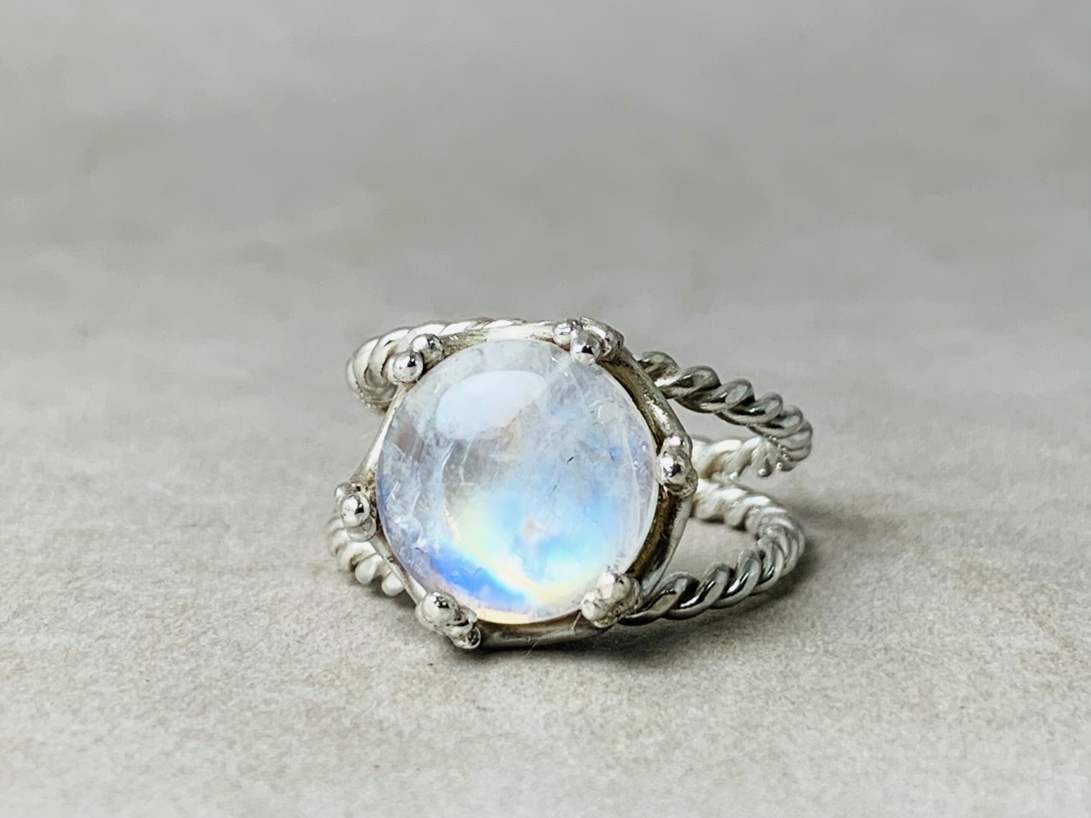 Natürlicher Regenbogen-Mondsteinring Handgefertigt 925 Sterling Silber Runder Mondstein Geschenk für Sie