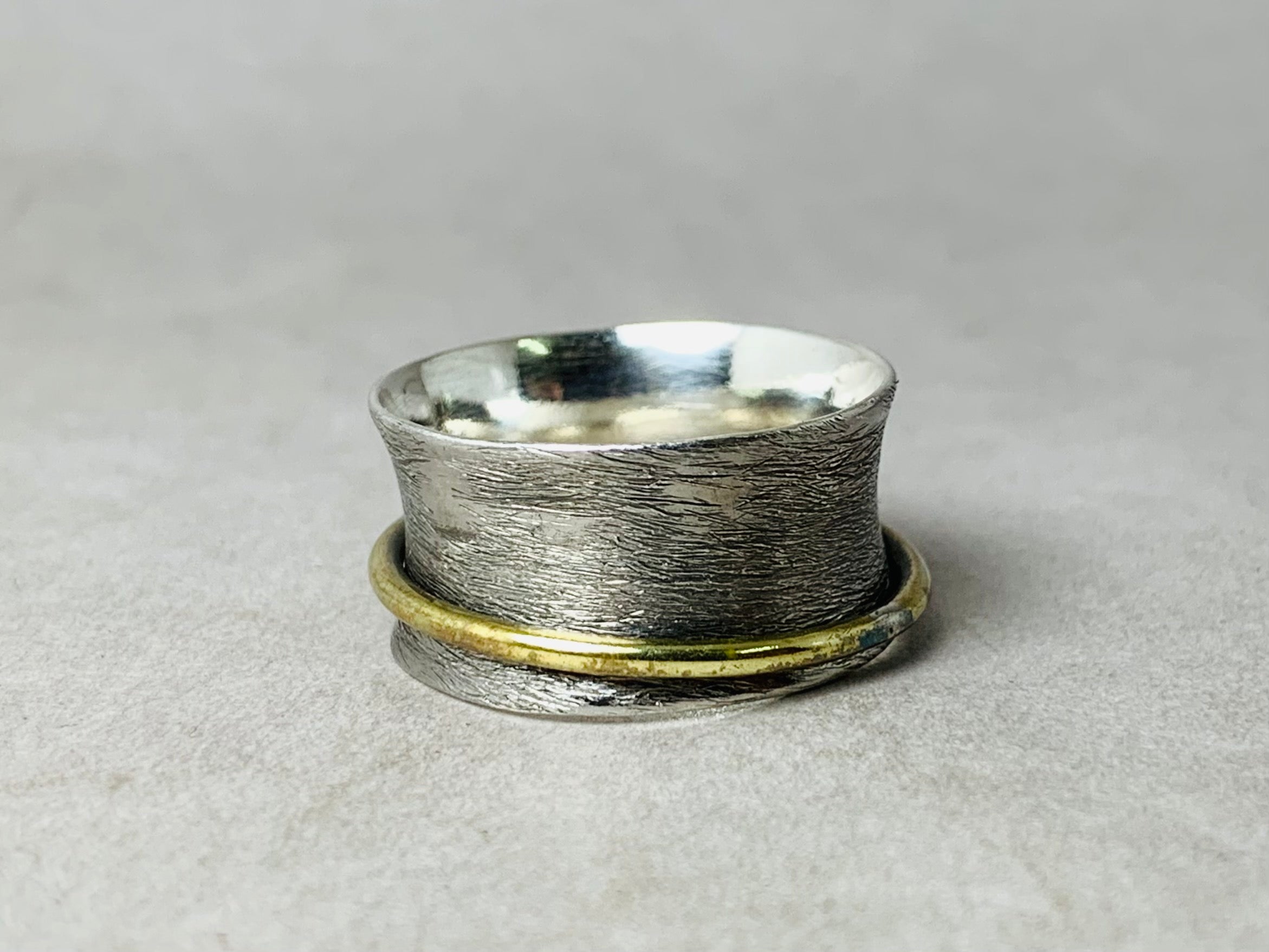 Silberner Spinner-Ring Oxidierter Ring 925 Sterling Silber Meditationsring Sorgen-Fidget Rustikaler Spinner-Ring Gehämmerter Ring