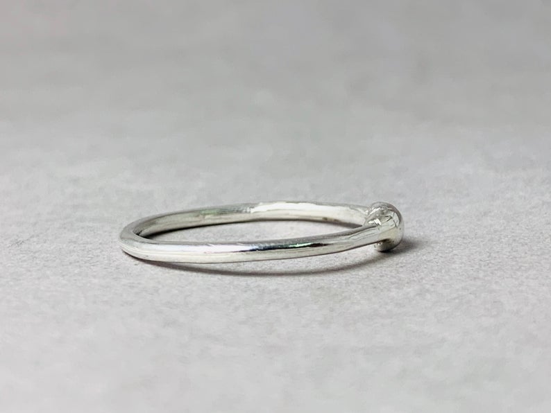 Handgemachter Stapelring aus Sterlingsilber 925, Einzelner Knospenring, Geometrischer Ring, Minimalistischer Ring