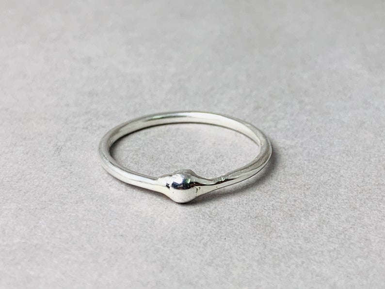 Handgemachter Stapelring aus Sterlingsilber 925, Einzelner Knospenring, Geometrischer Ring, Minimalistischer Ring