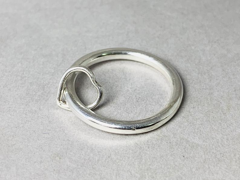 Herz Band Ring 925er Silberring Handgemachter zierlicher Herzring Minimalistischer trendiger Herzring Stapelring