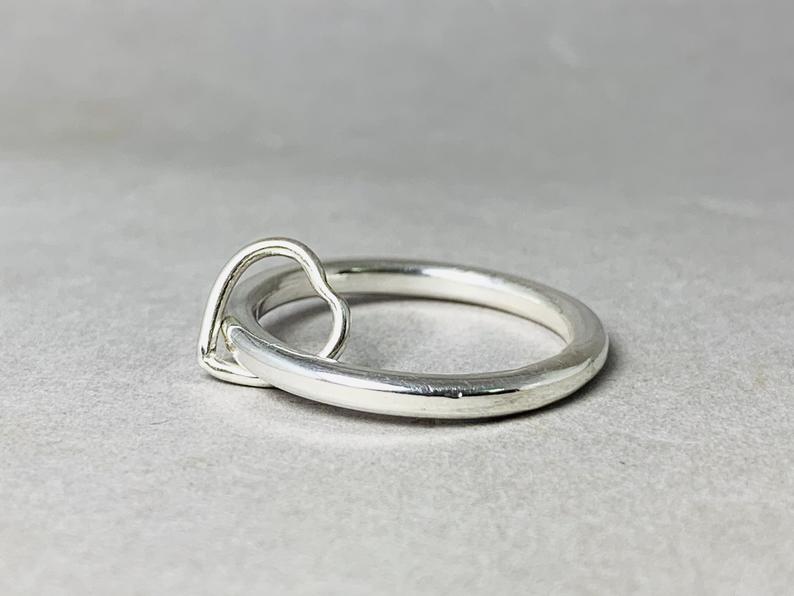 Herz Band Ring 925er Silberring Handgemachter zierlicher Herzring Minimalistischer trendiger Herzring Stapelring
