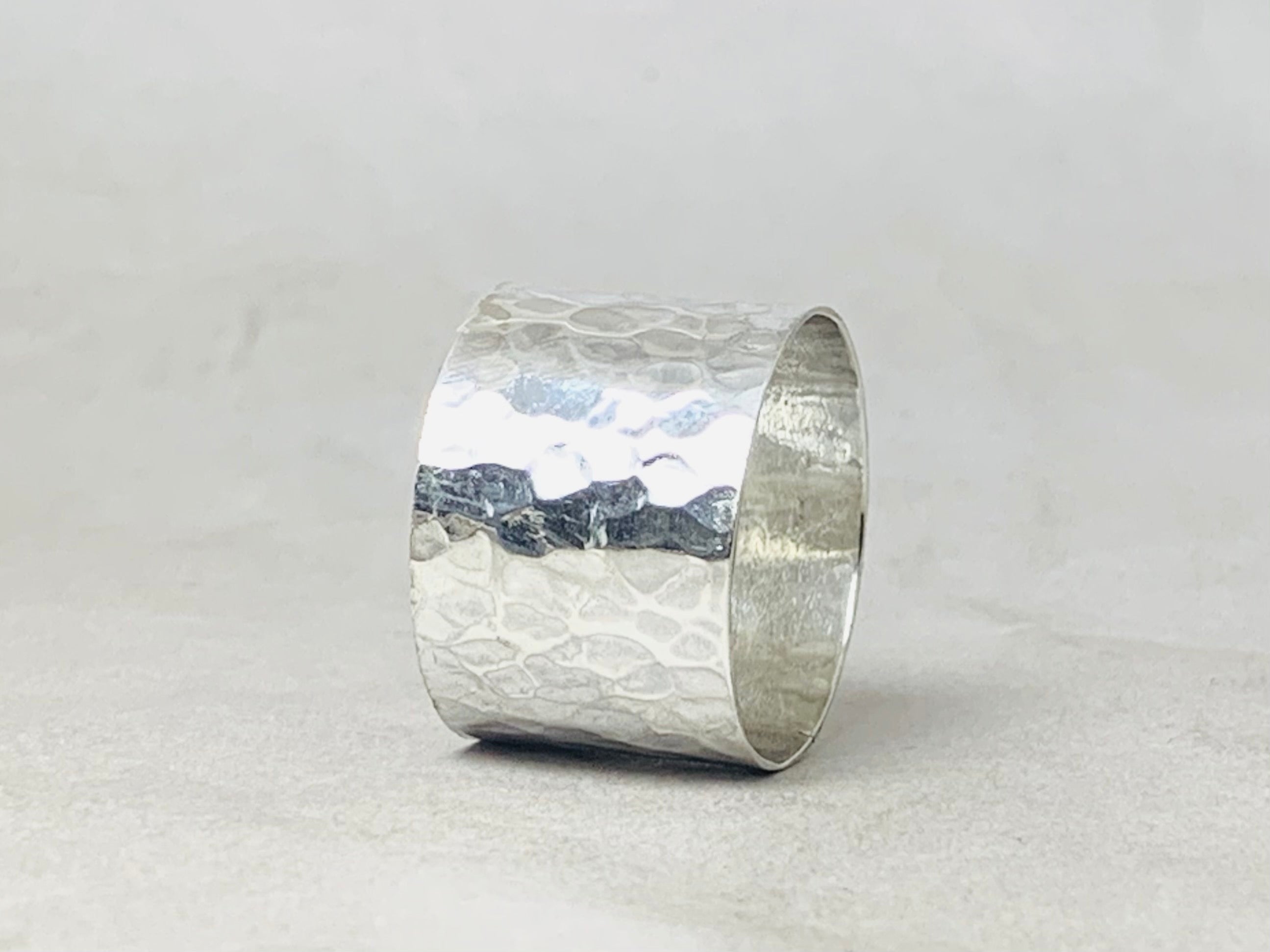 Gehämmerter Bandring 925er Silberring Breiter gehämmerter Sterlingsilberring Unisex-Ring Statement-Ring