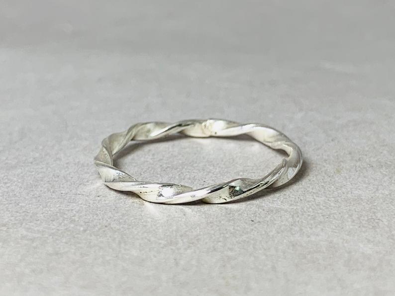 Verdrehter Ring 925 Sterling Silber Handgemachter minimalistischer Ring Ehering Zierlicher Ring Möbius-Ring