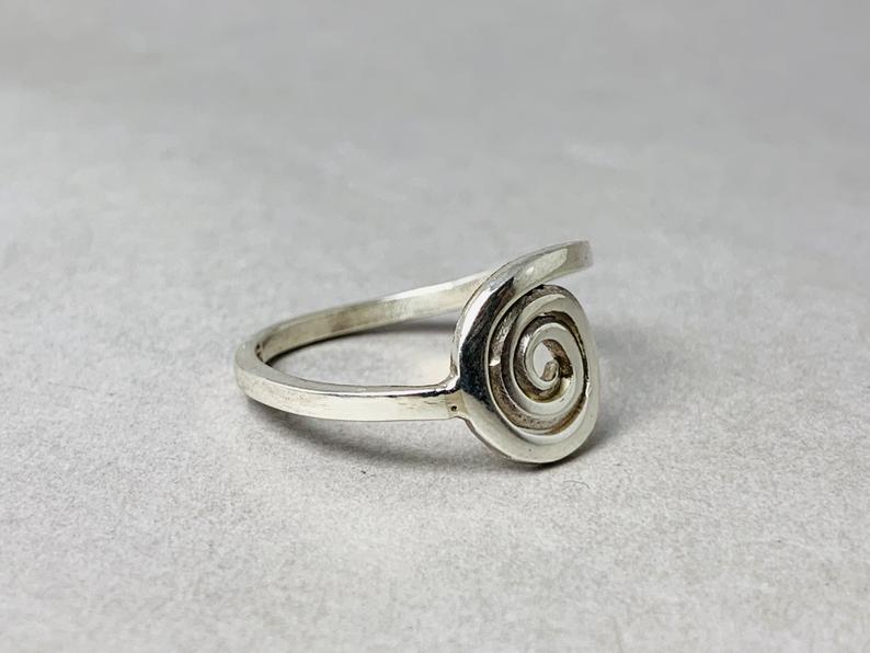 Spiralring Alltagsring für Frauen Einzigartiger Boho-Ring Silber Handgefertigter Ring Geschenkring