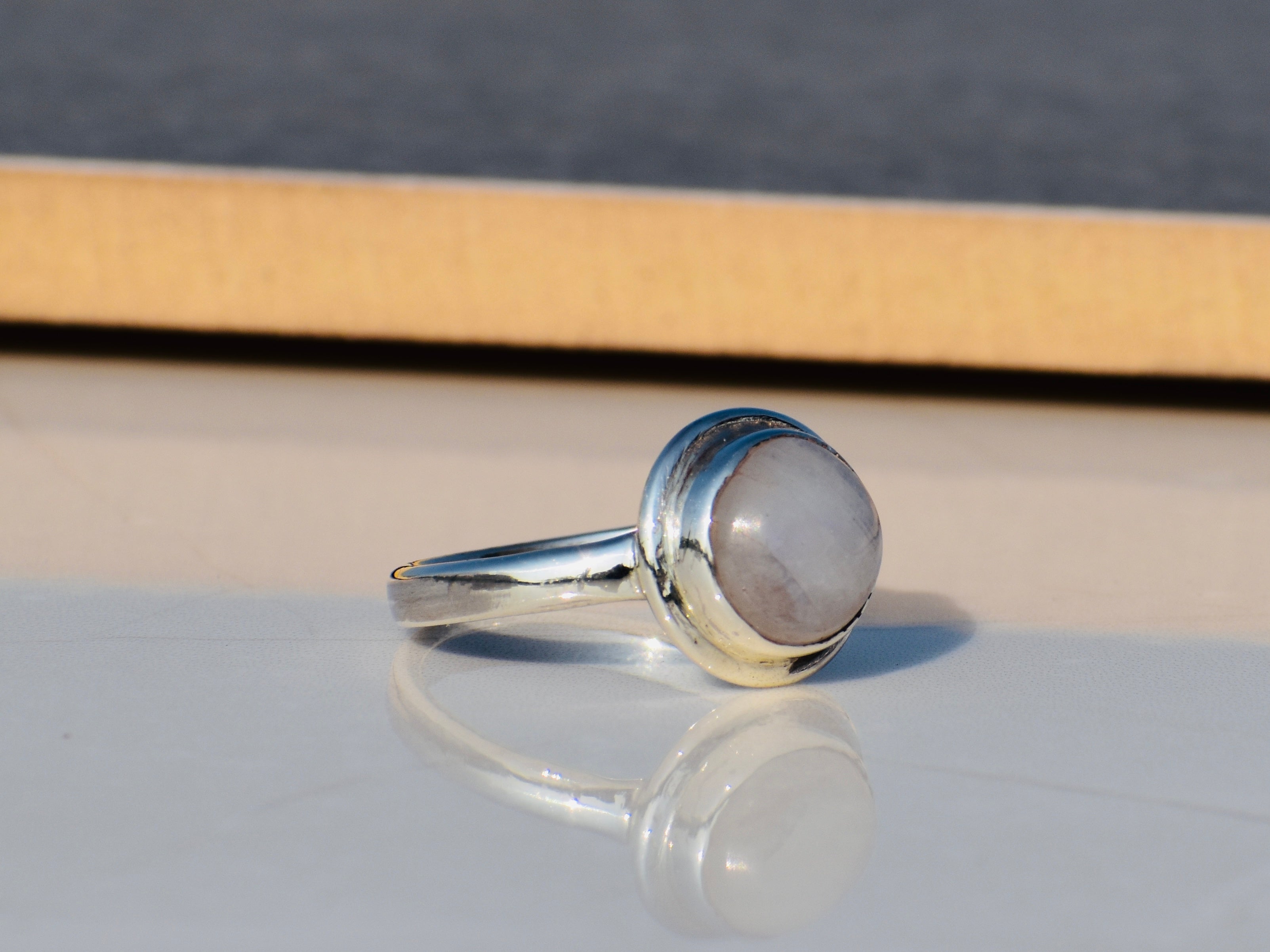 Runder Mondsteinring 925 Silberring Edelsteinring Handgemachter Geburtssteinring Weißer Mondstein Boho Zierlicher Ring
