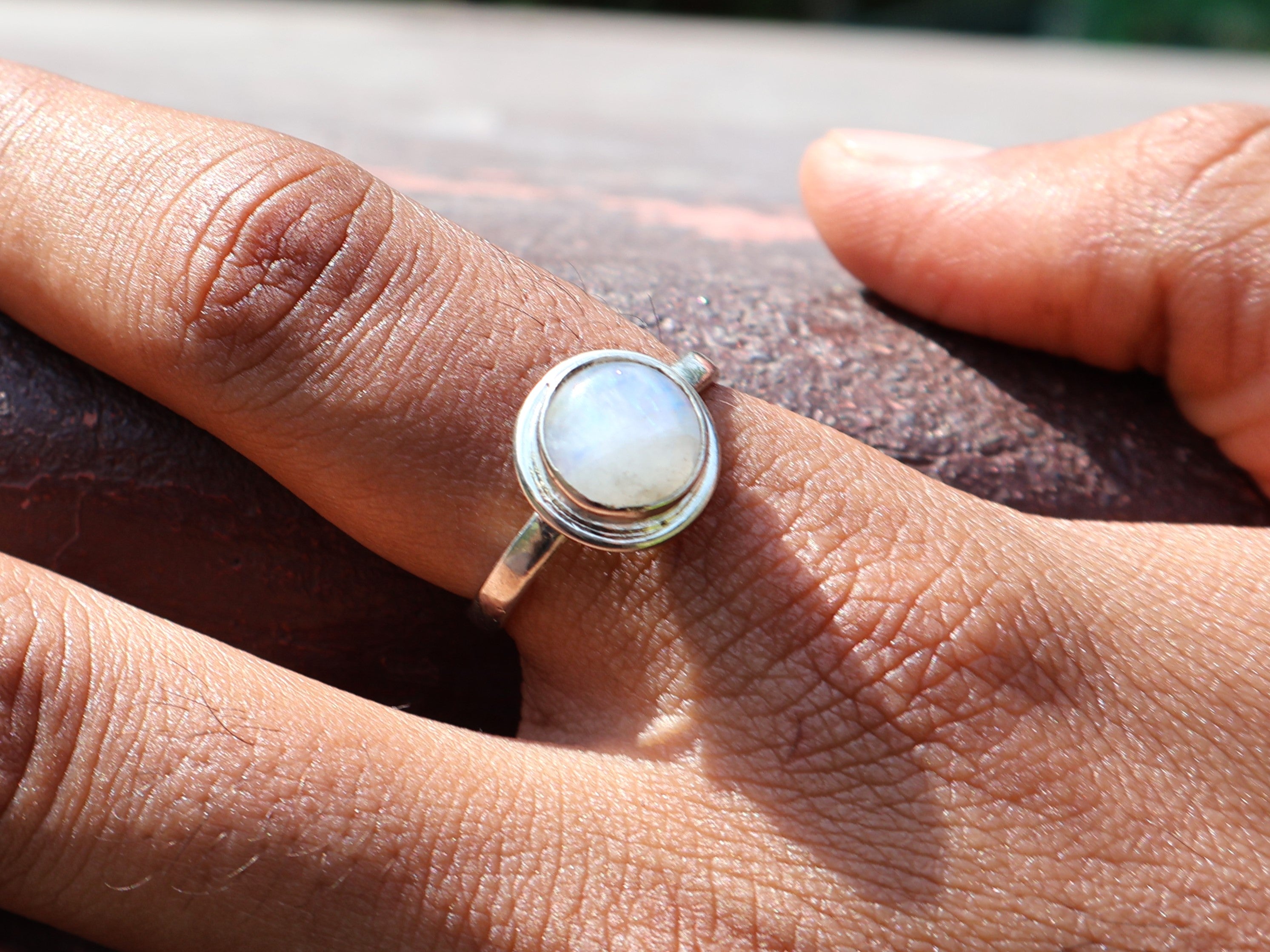 Runder Regenbogen Mondstein Ring 925 Sterling Silber Damen Ring Blauer Feuer Ring Geburtsstein Edelstein Ring Geschenk für Sie Stapelring