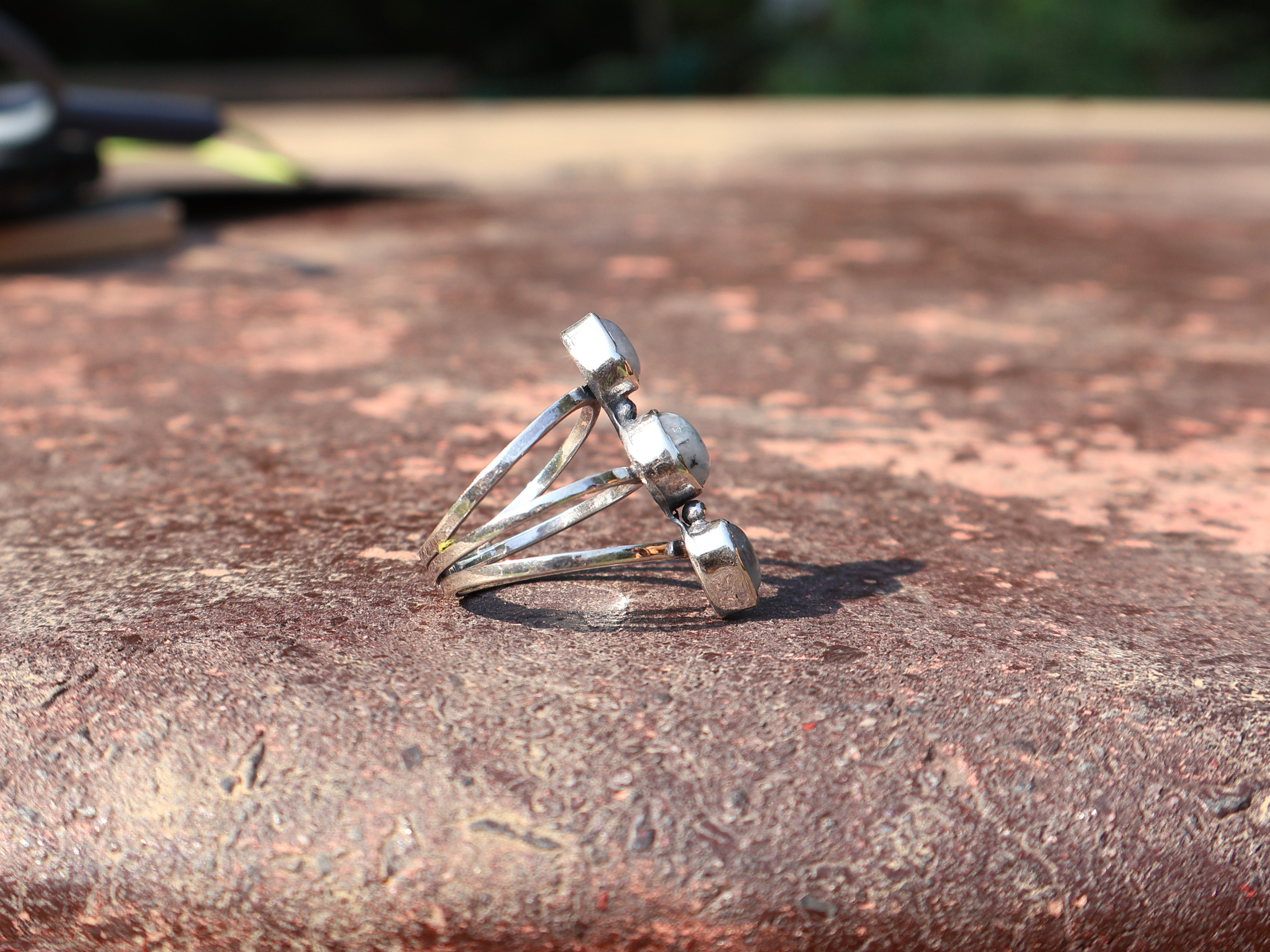 925er Sterling Silber Regenbogen-Mondstein-Ring Dreifacher Mondstein Blauer Feuerring Geburtssteinring Multi-Edelstein-Ring
