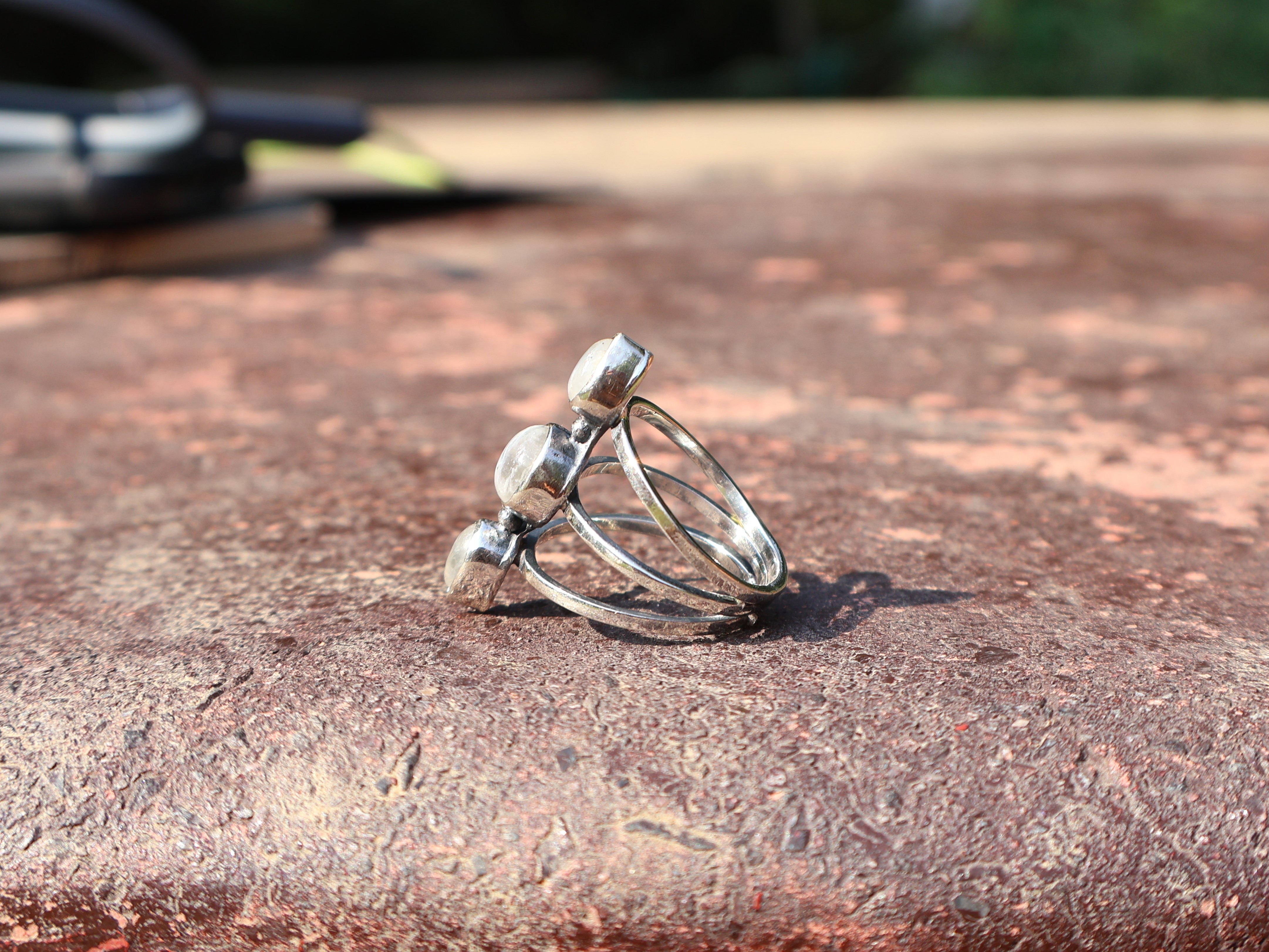 925er Sterling Silber Regenbogen-Mondstein-Ring Dreifacher Mondstein Blauer Feuerring Geburtssteinring Multi-Edelstein-Ring