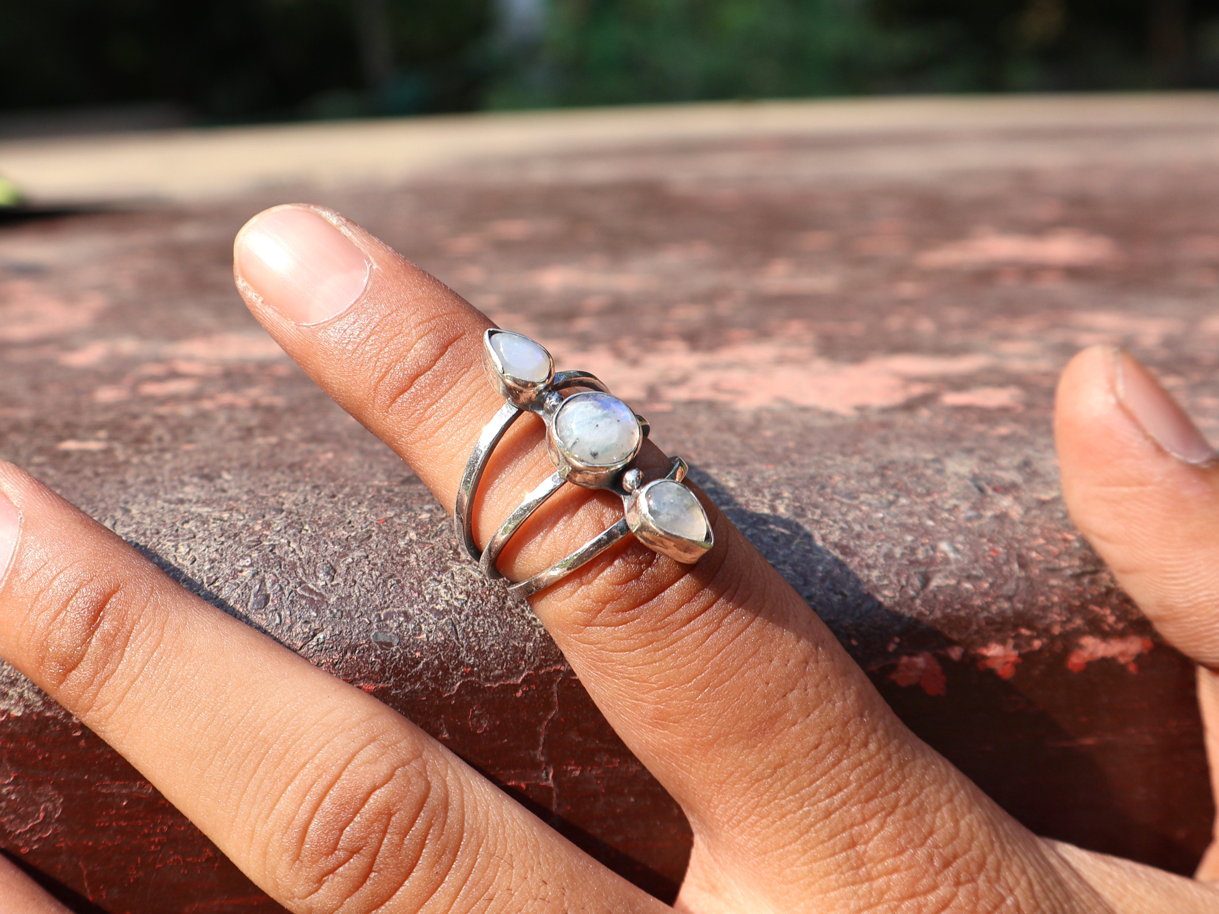 925er Sterling Silber Regenbogen-Mondstein-Ring Dreifacher Mondstein Blauer Feuerring Geburtssteinring Multi-Edelstein-Ring