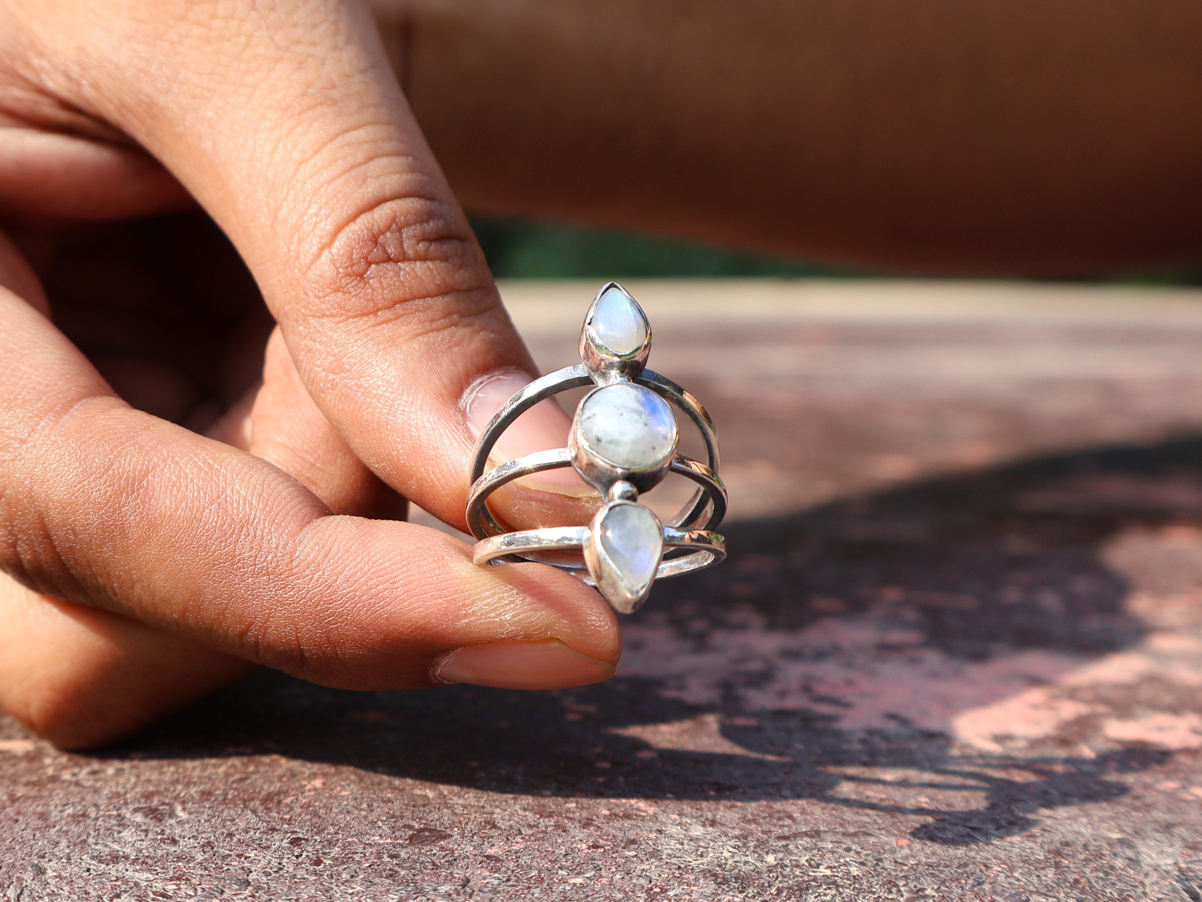925er Sterling Silber Regenbogen-Mondstein-Ring Dreifacher Mondstein Blauer Feuerring Geburtssteinring Multi-Edelstein-Ring