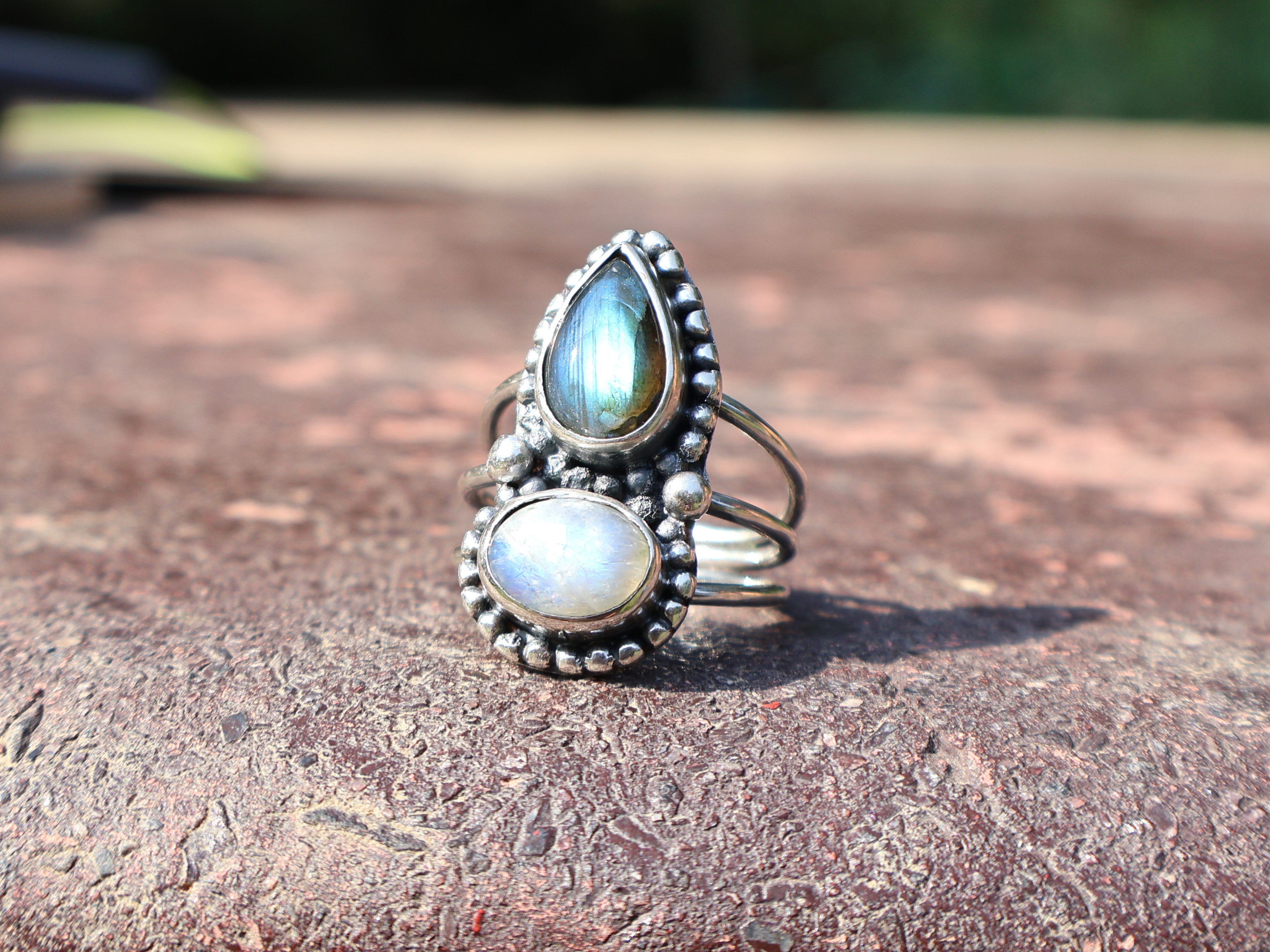 Labradorit- und Regenbogenmondstein-Ring 925 Sterling Silber Ring Handgefertigter Statement-Ring Tropfen & Ovale Form Edelstein Doppelstein Ring Geschenk für Sie