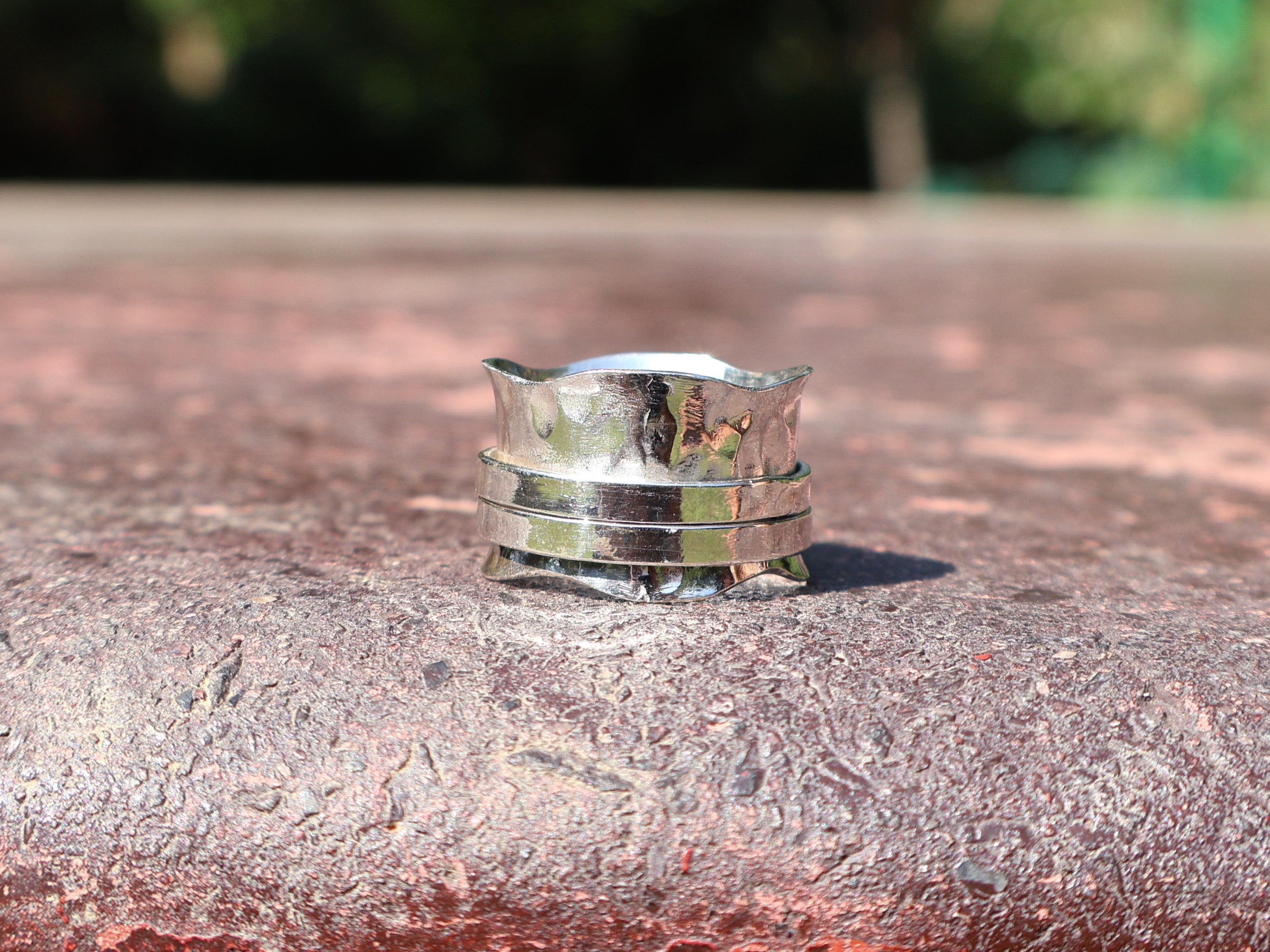 Gehämmerter Bandring aus 925er massivem Sterlingsilber, handgefertigter, einzigartiger Bandring, zarter Ring, Geschenk für Sie