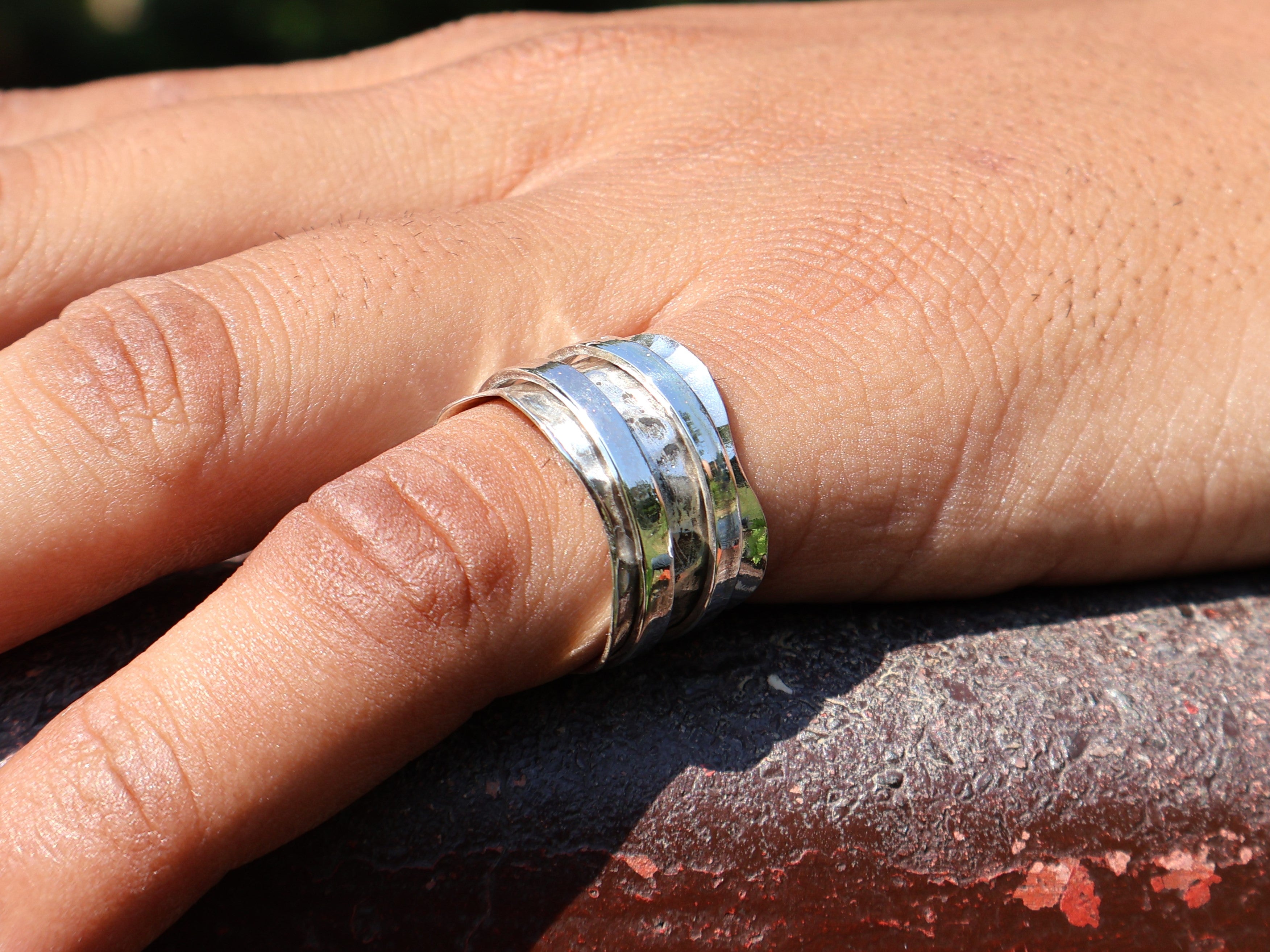 Gehämmerter Bandring aus 925er massivem Sterlingsilber, handgefertigter, einzigartiger Bandring, zarter Ring, Geschenk für Sie