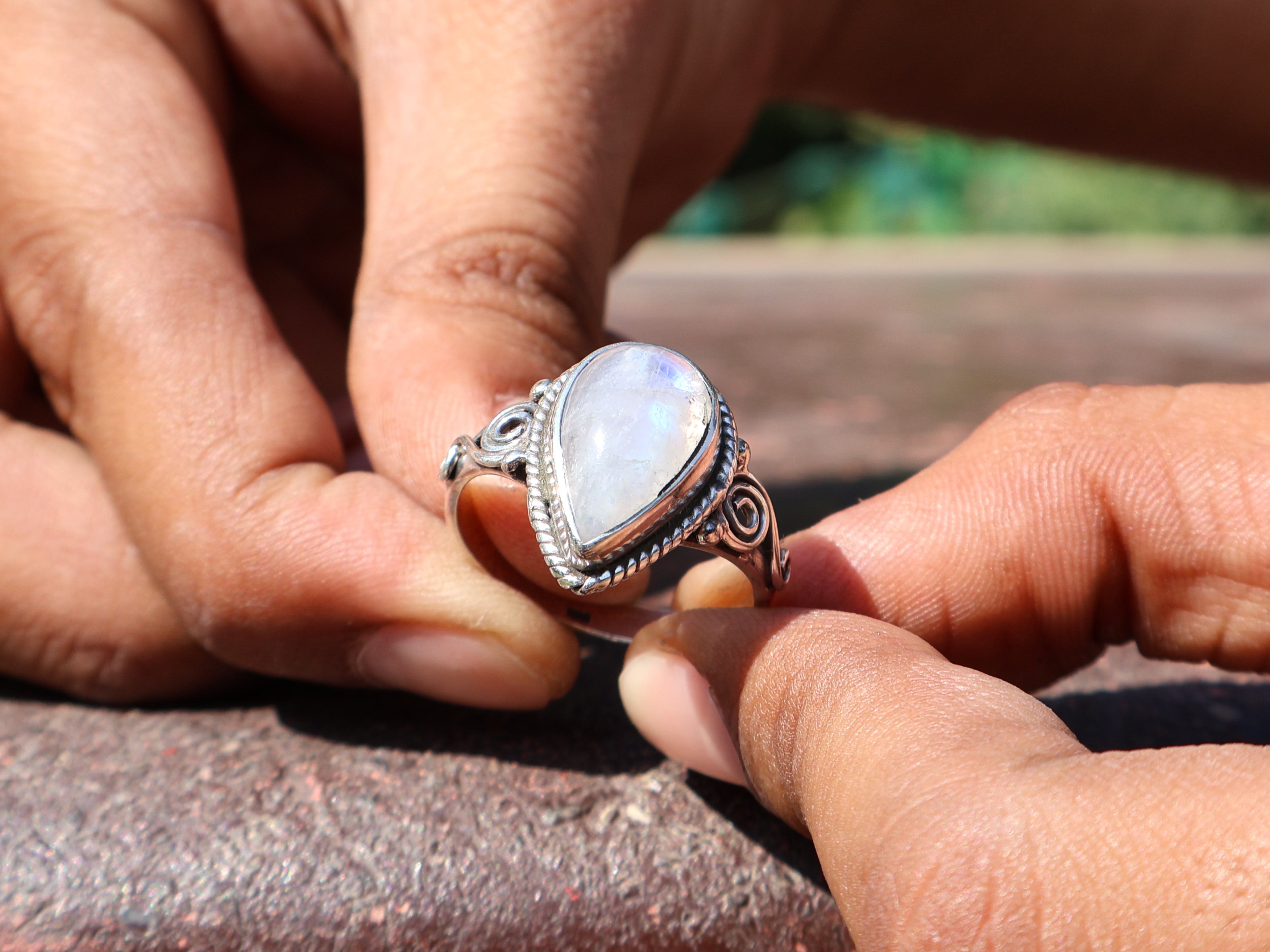 Birnenförmiger Regenbogen-Mondstein-Ring 925 Sterling Silber Minimalistischer Damen-Alltagsring Geschenk für sie