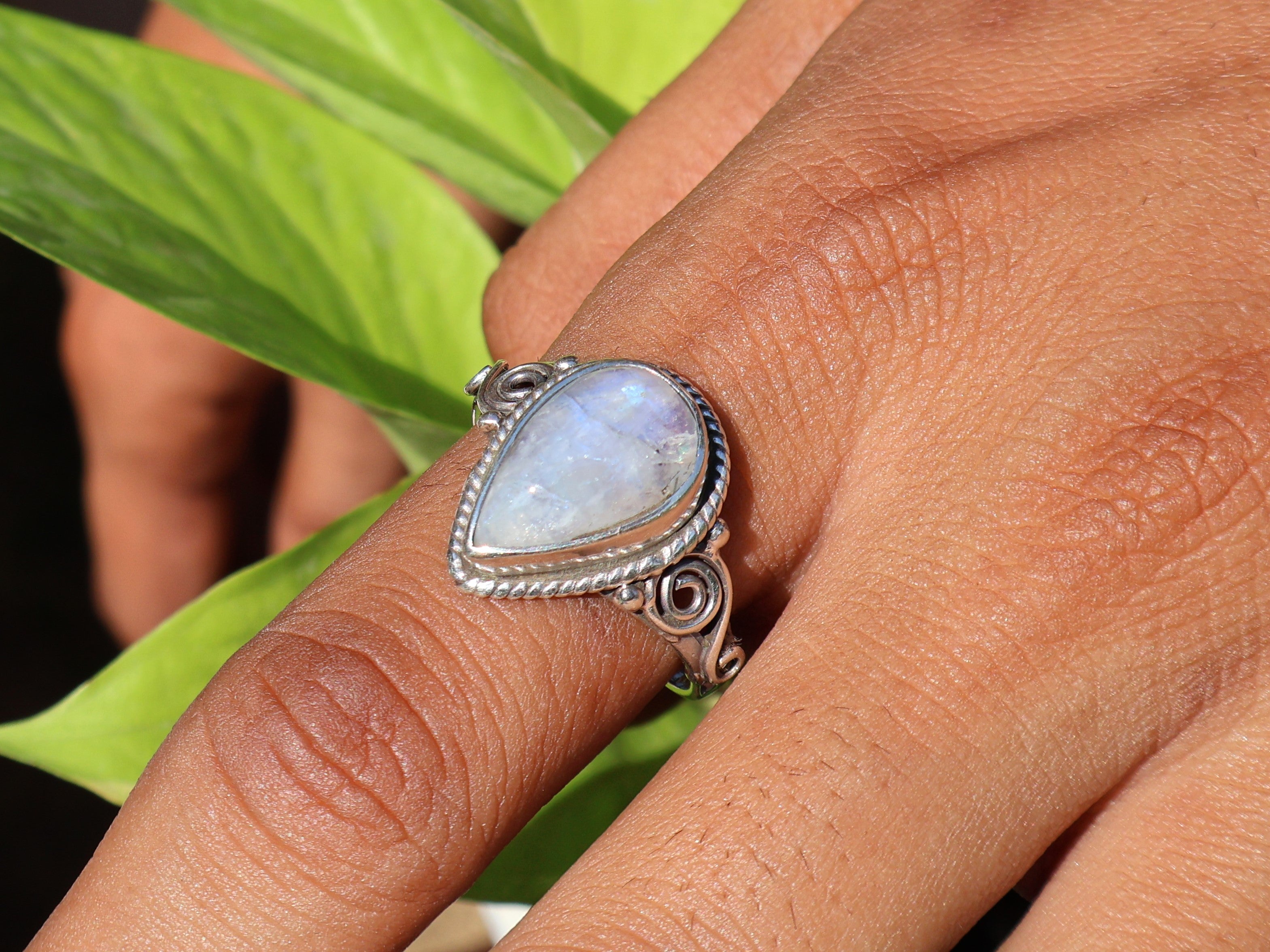 Birnenförmiger Regenbogen-Mondstein-Ring 925 Sterling Silber Minimalistischer Damen-Alltagsring Geschenk für sie