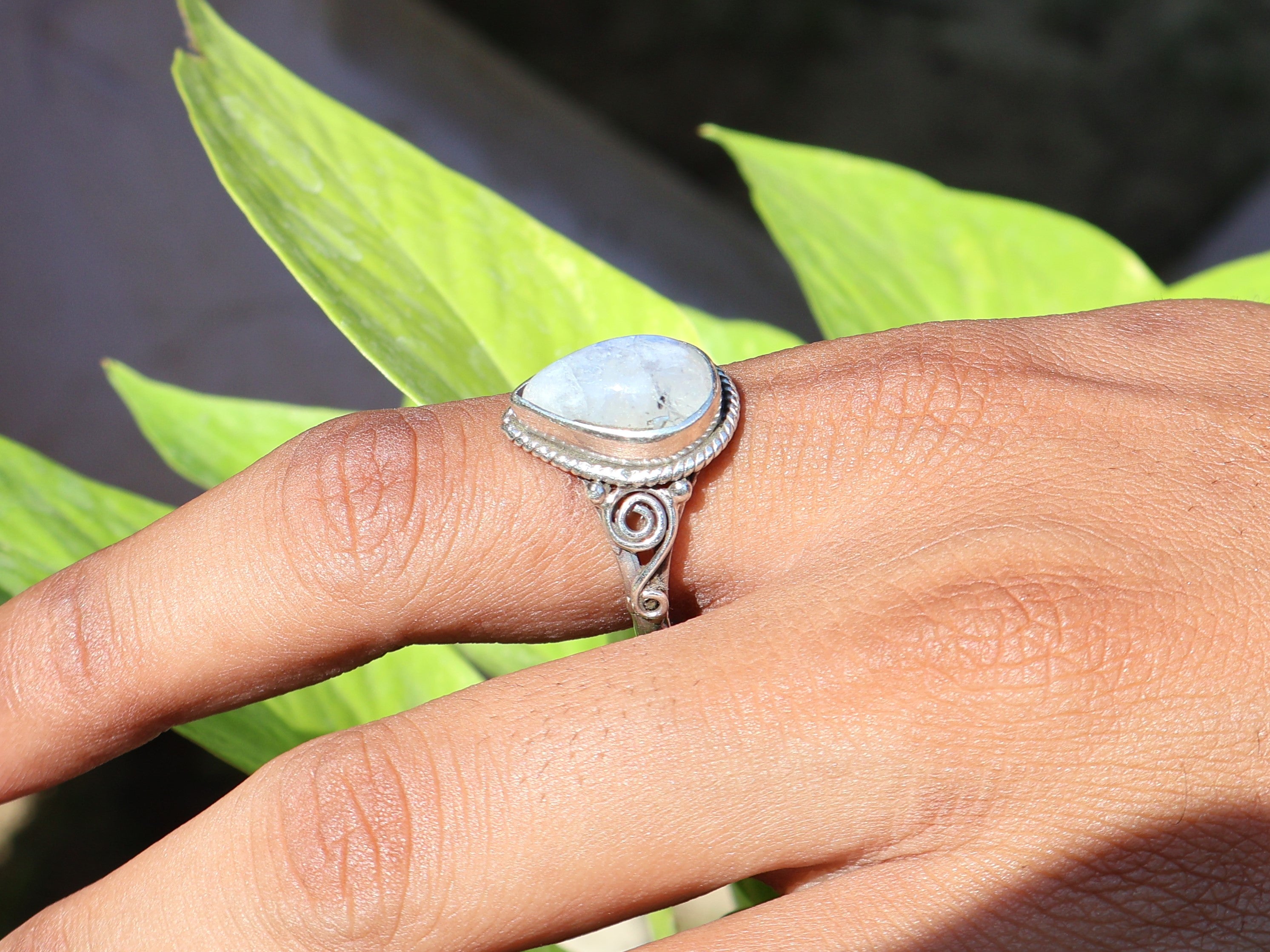 Birnenförmiger Regenbogen-Mondstein-Ring 925 Sterling Silber Minimalistischer Damen-Alltagsring Geschenk für sie