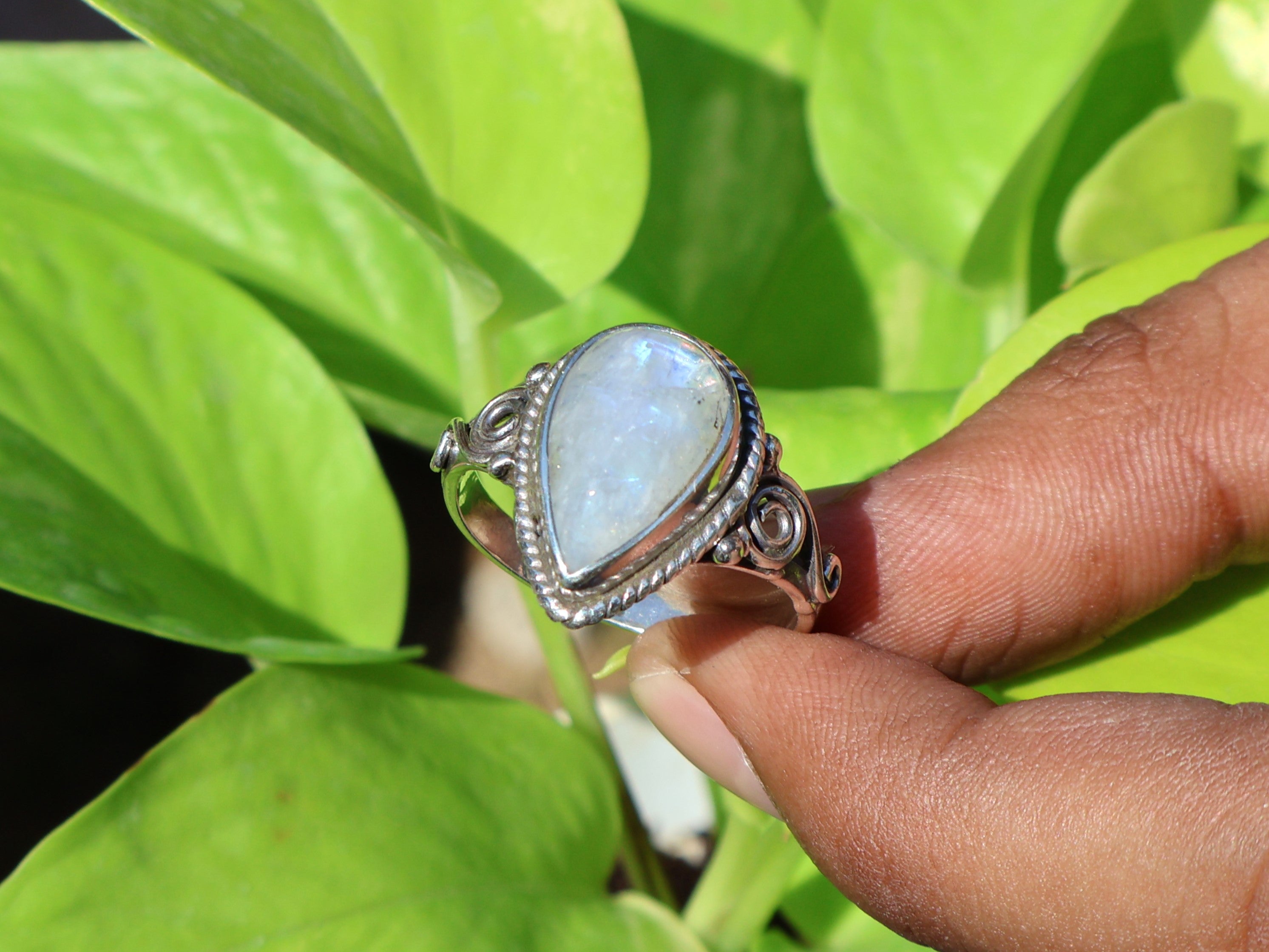 Birnenförmiger Regenbogen-Mondstein-Ring 925 Sterling Silber Minimalistischer Damen-Alltagsring Geschenk für sie