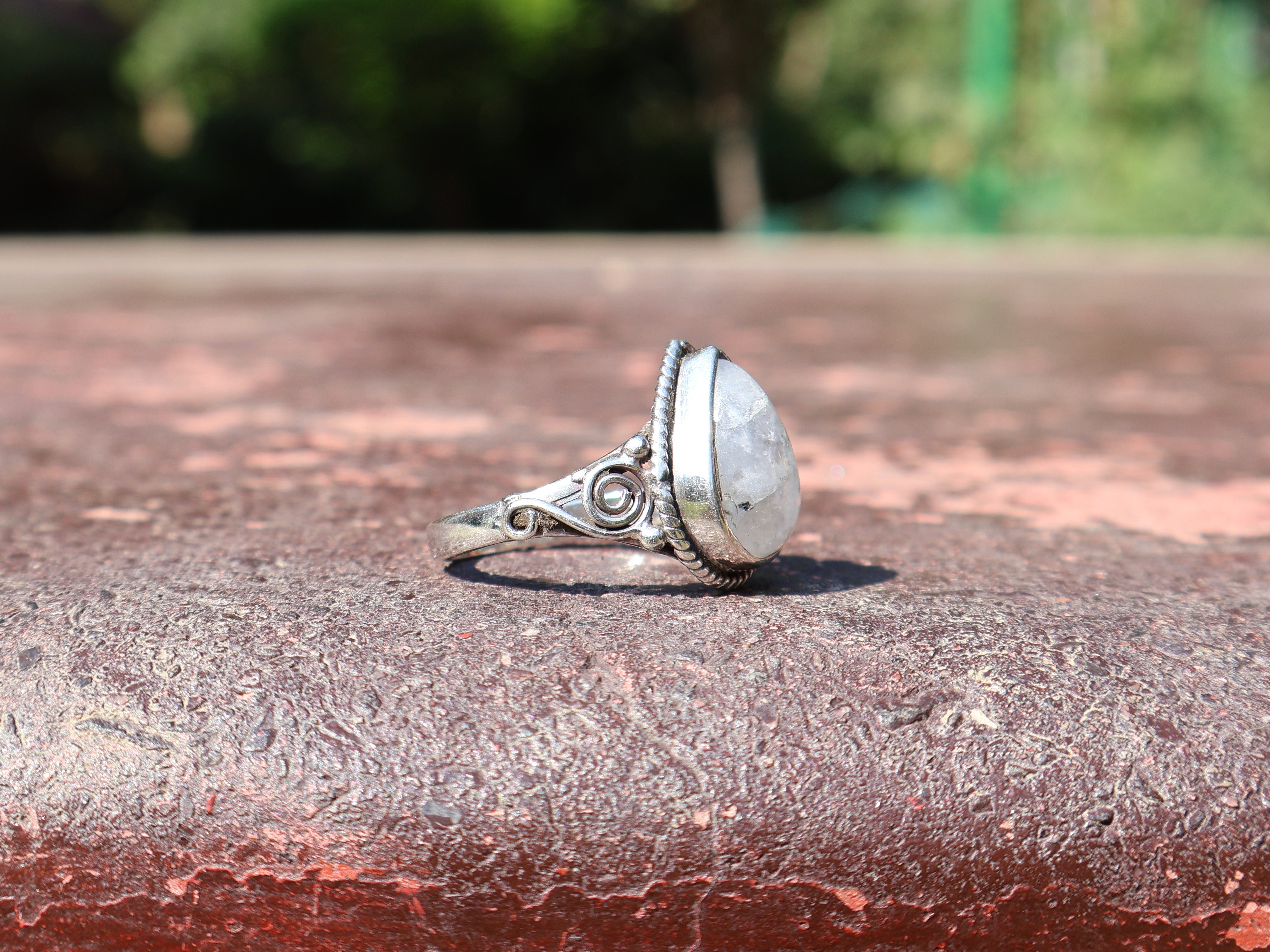 Birnenförmiger Regenbogen-Mondstein-Ring 925 Sterling Silber Minimalistischer Damen-Alltagsring Geschenk für sie