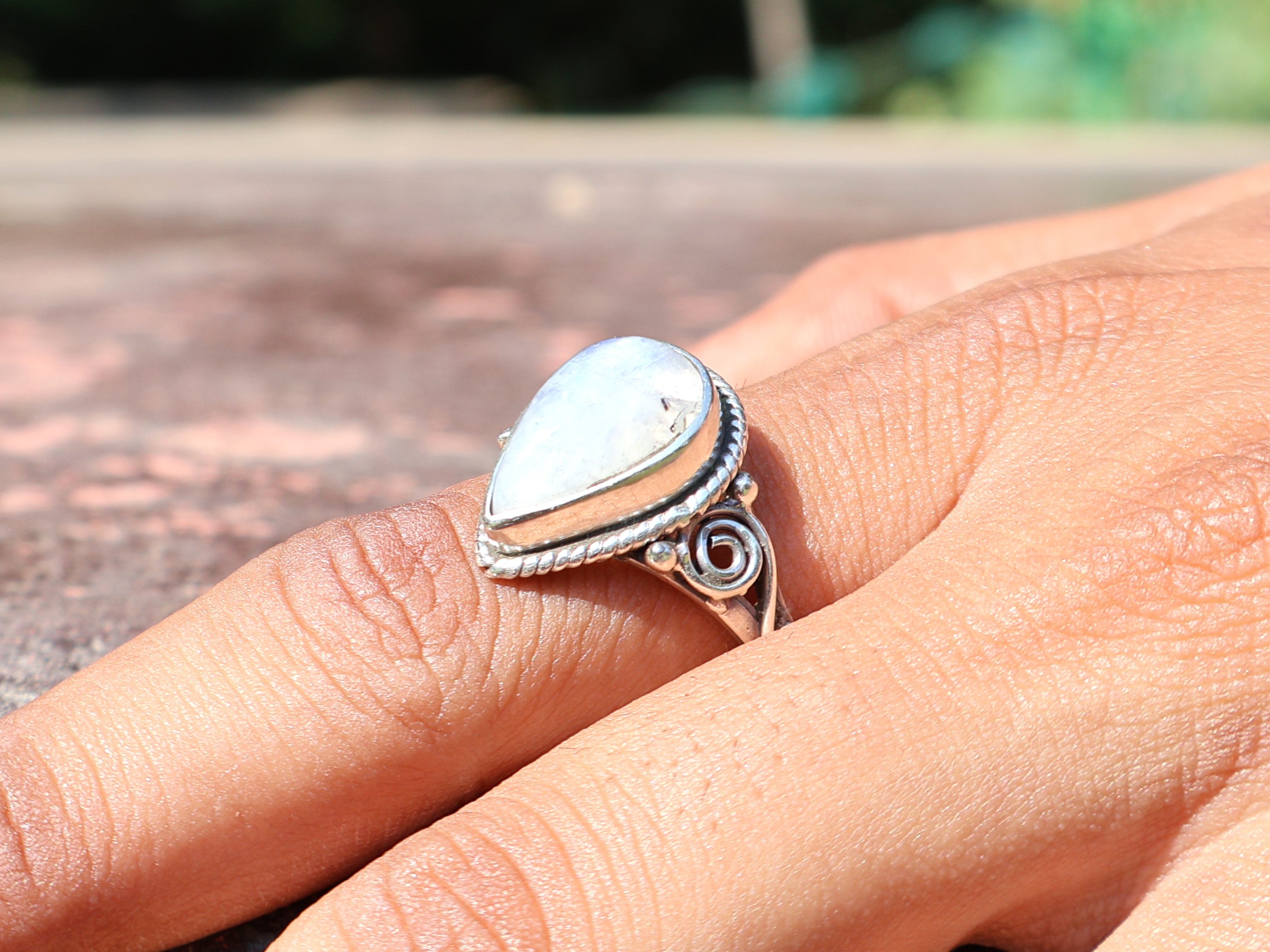 Birnenförmiger Regenbogen-Mondstein-Ring 925 Sterling Silber Minimalistischer Damen-Alltagsring Geschenk für sie