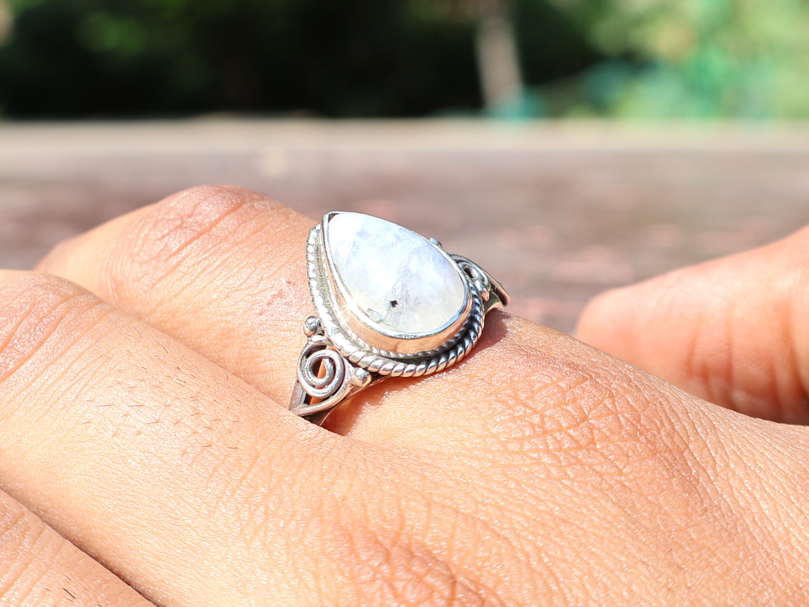 Birnenförmiger Regenbogen-Mondstein-Ring 925 Sterling Silber Minimalistischer Damen-Alltagsring Geschenk für sie
