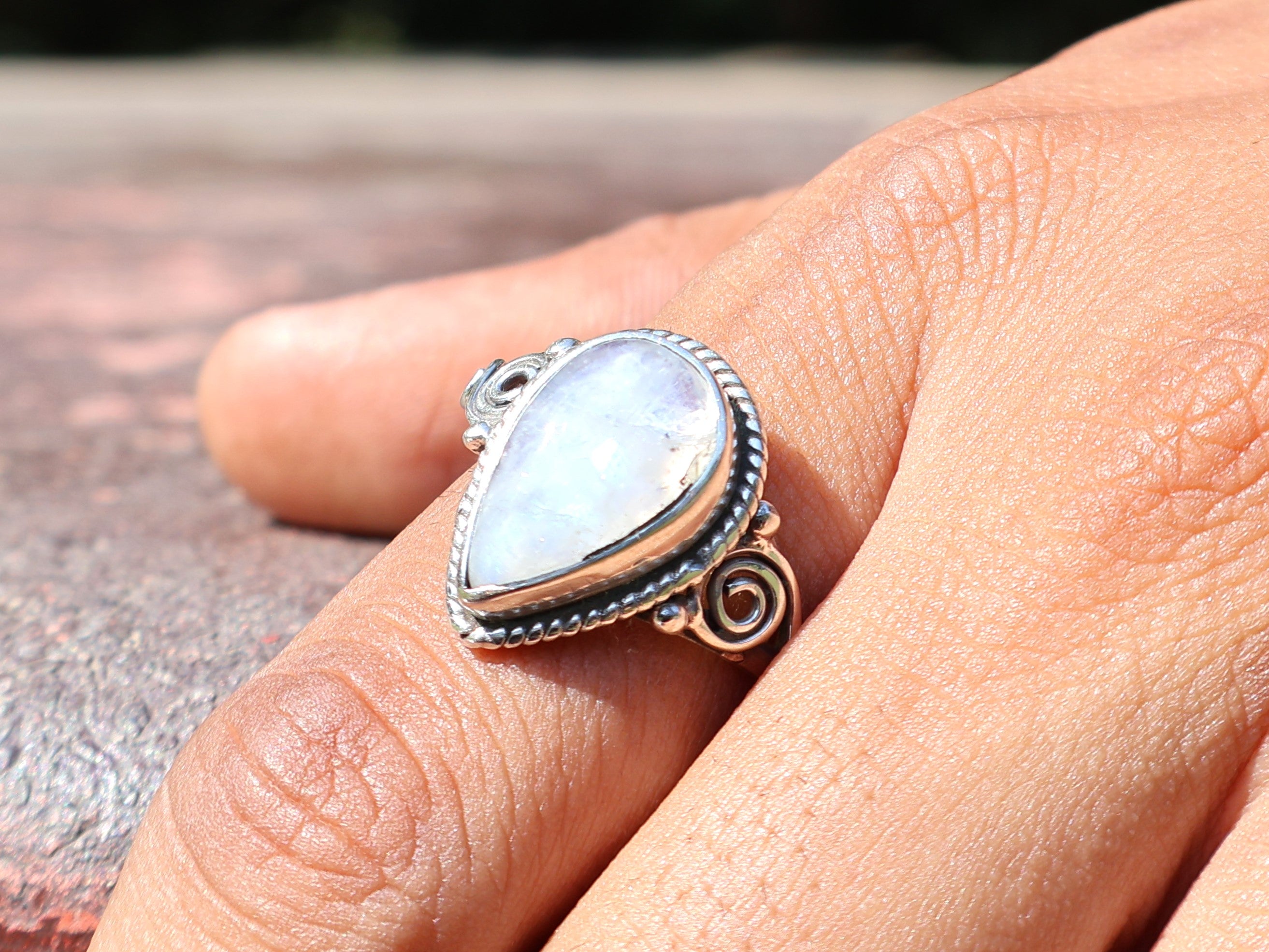 Birnenförmiger Regenbogen-Mondstein-Ring 925 Sterling Silber Minimalistischer Damen-Alltagsring Geschenk für sie