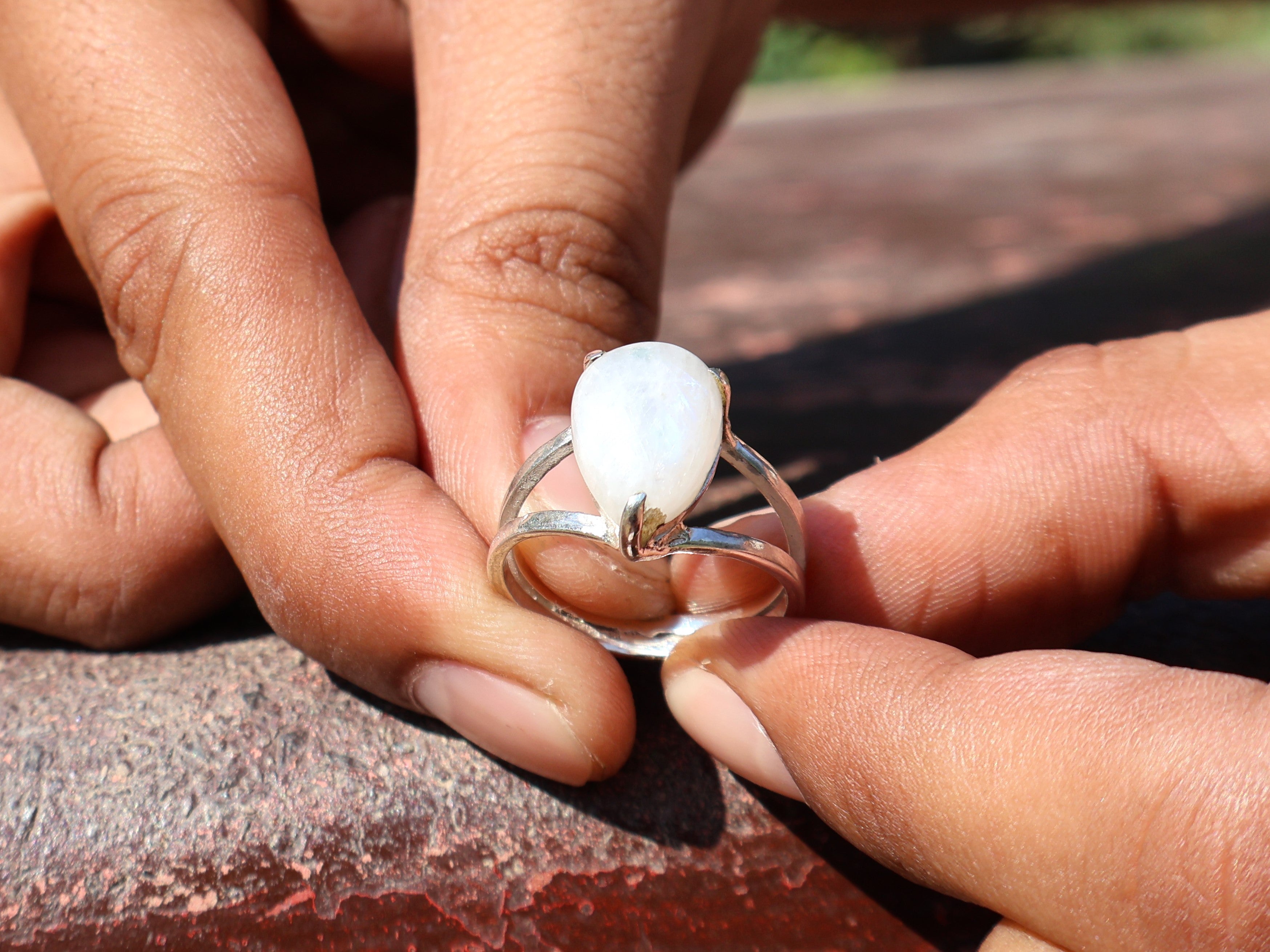 Birnenförmiger Regenbogen-Mondsteinring aus 925er Sterlingsilber, Geschenk für sie, handgefertigter Statement-Ring