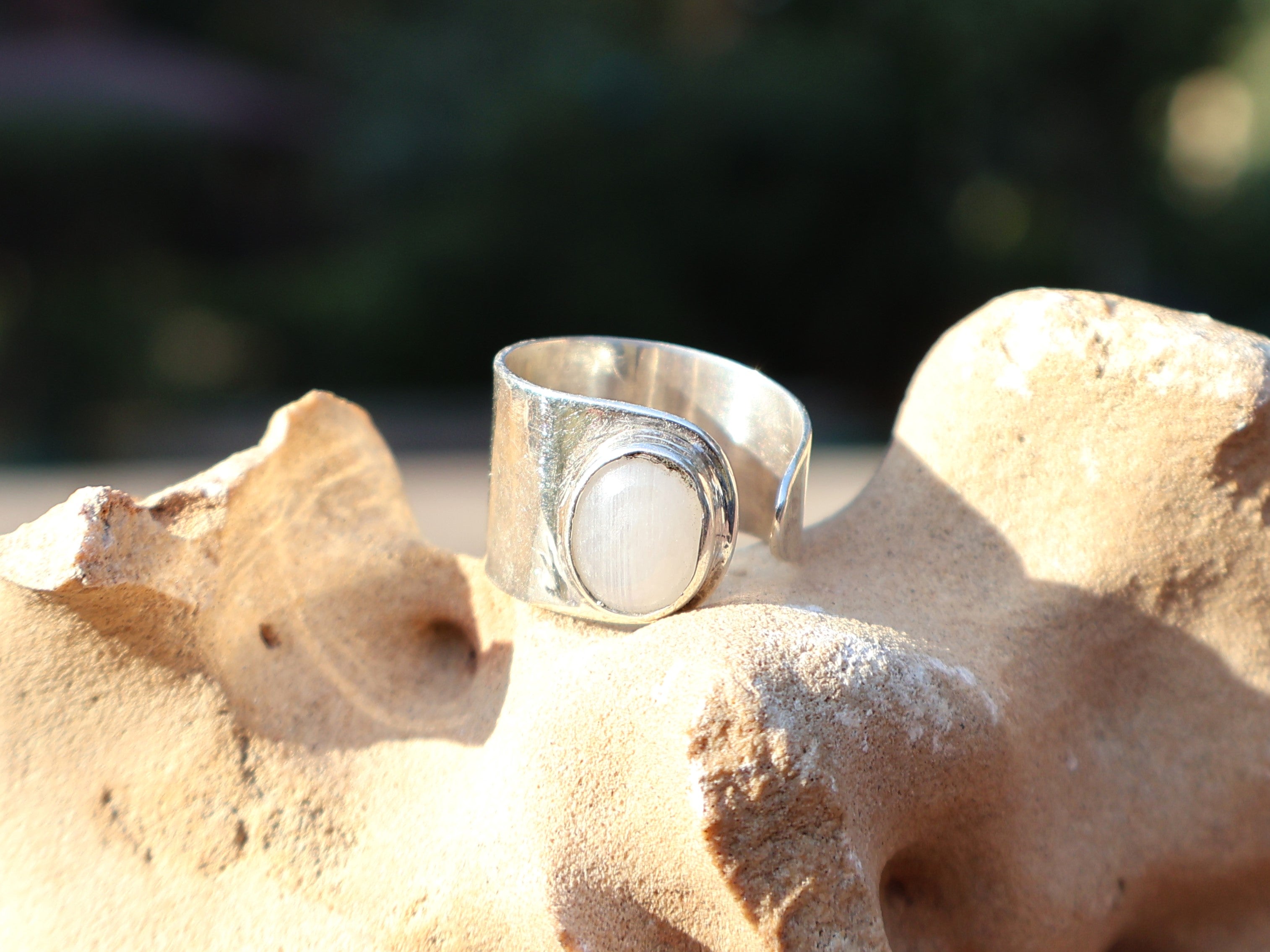 Regenbogenmondstein Silberring Ovaler Mondstein 925 Sterling Ring Damenring Handgemachter Silberring Verlobungsring Gehämmerter Ring