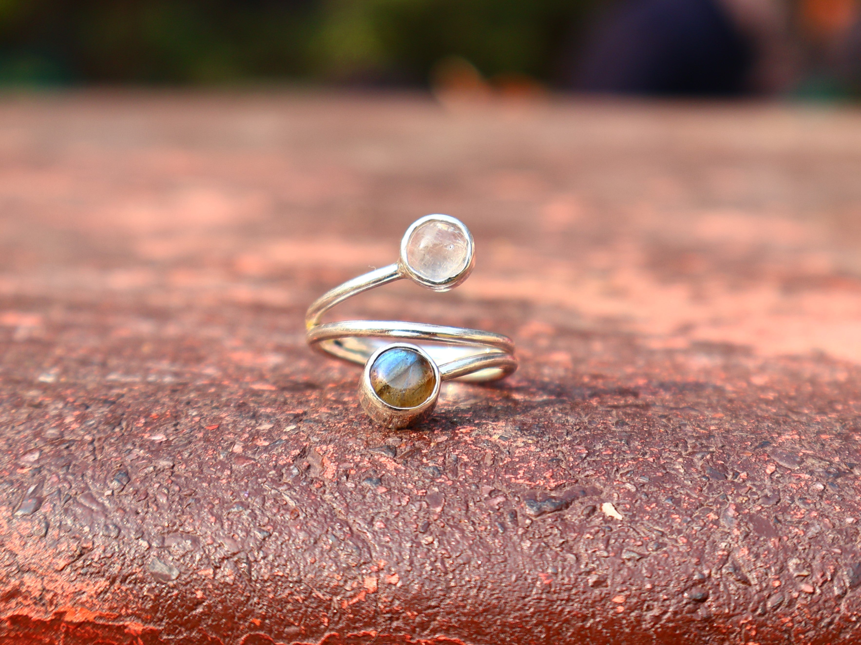 Mondstein- und Labradoritring 925 Silberring Verstellbarer handgefertigter Statement-Ring Zweistein-Ring Geschenk für sie