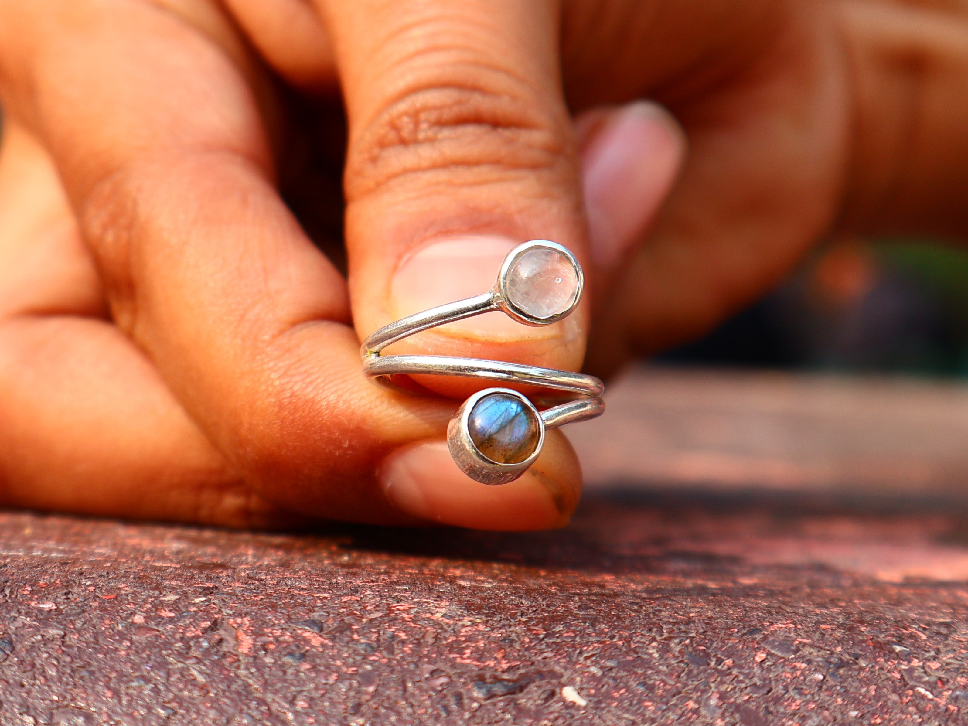Mondstein- und Labradoritring 925 Silberring Verstellbarer handgefertigter Statement-Ring Zweistein-Ring Geschenk für sie