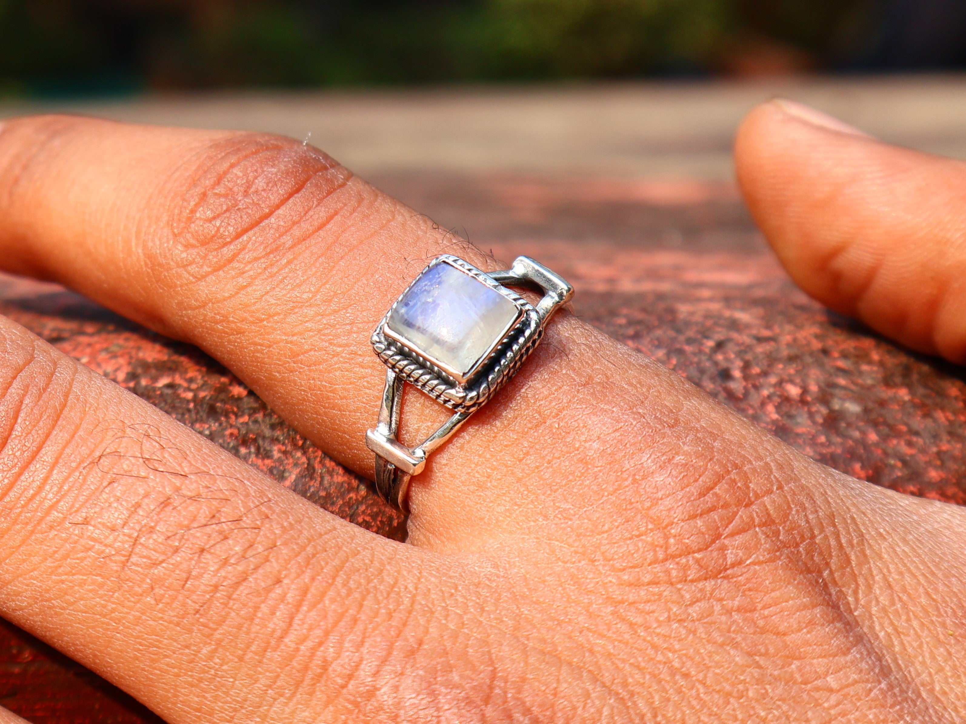 Natürlicher Regenbogen-Mondsteinring Damenring Blauer Feuerring Geburtsstein Quadratischer Edelsteinring