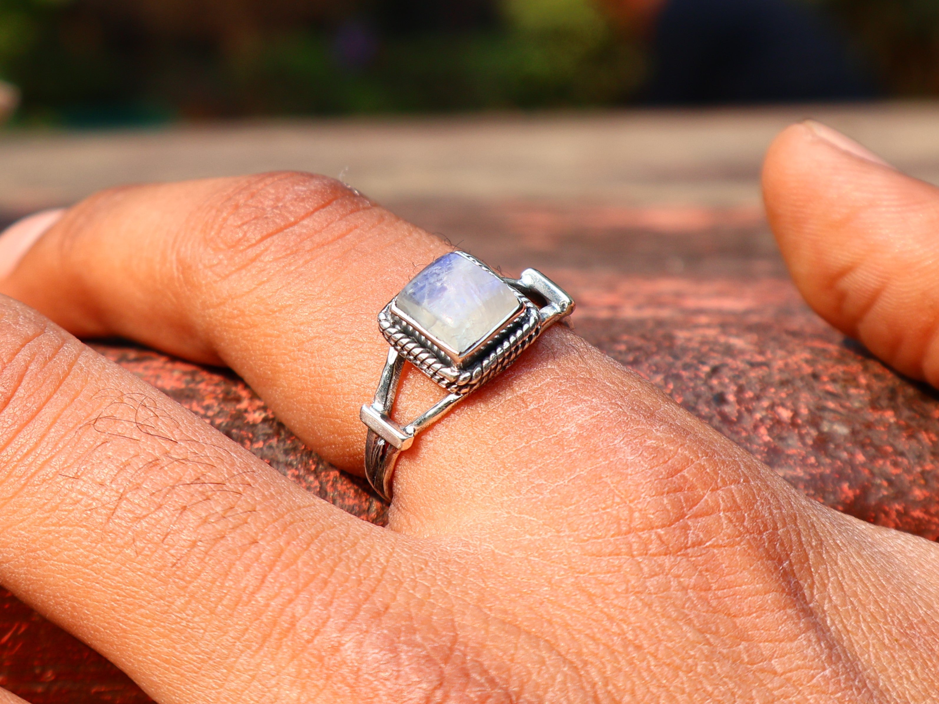 Natürlicher Regenbogen-Mondsteinring Damenring Blauer Feuerring Geburtsstein Quadratischer Edelsteinring