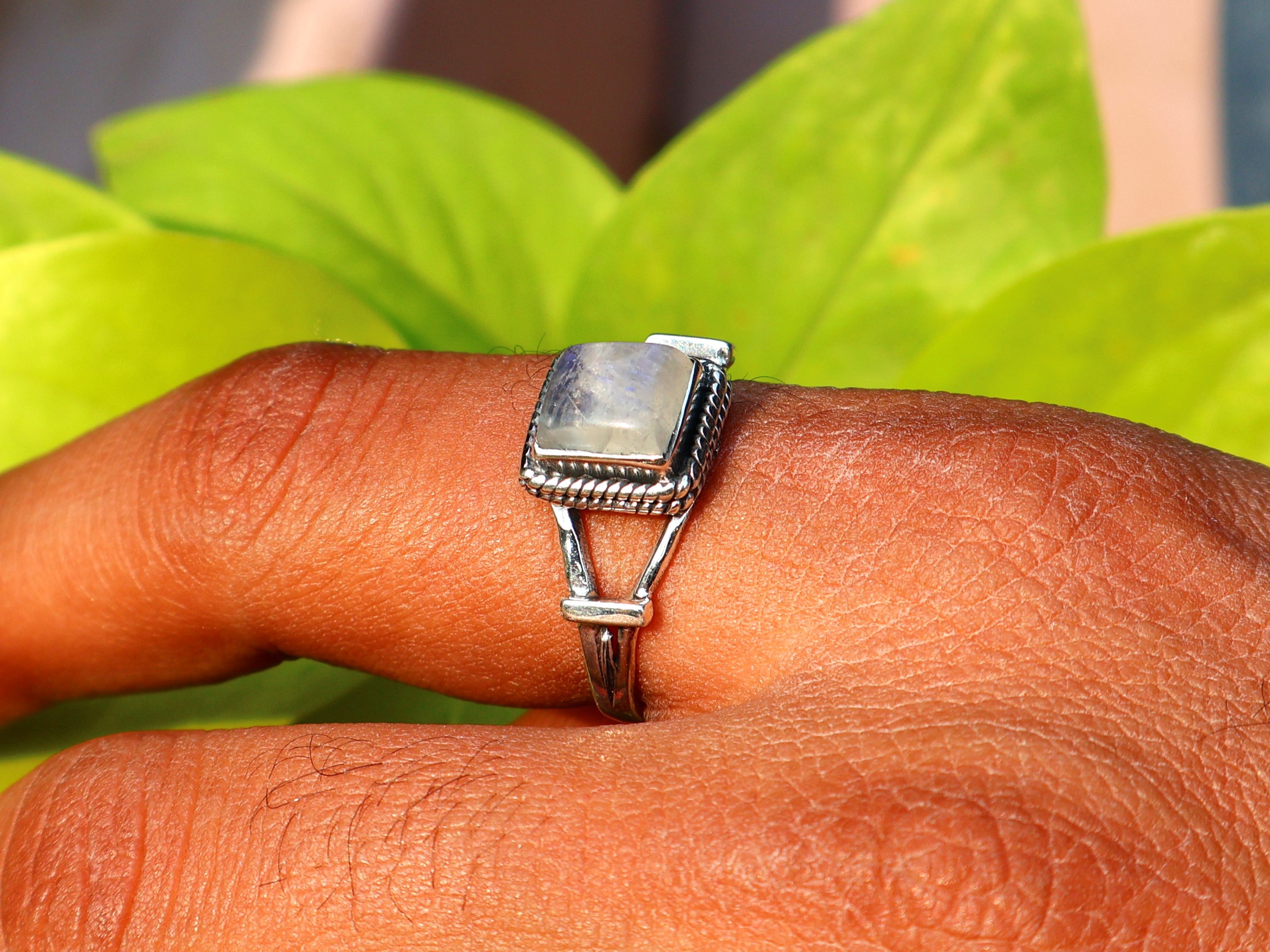 Natürlicher Regenbogen-Mondsteinring Damenring Blauer Feuerring Geburtsstein Quadratischer Edelsteinring