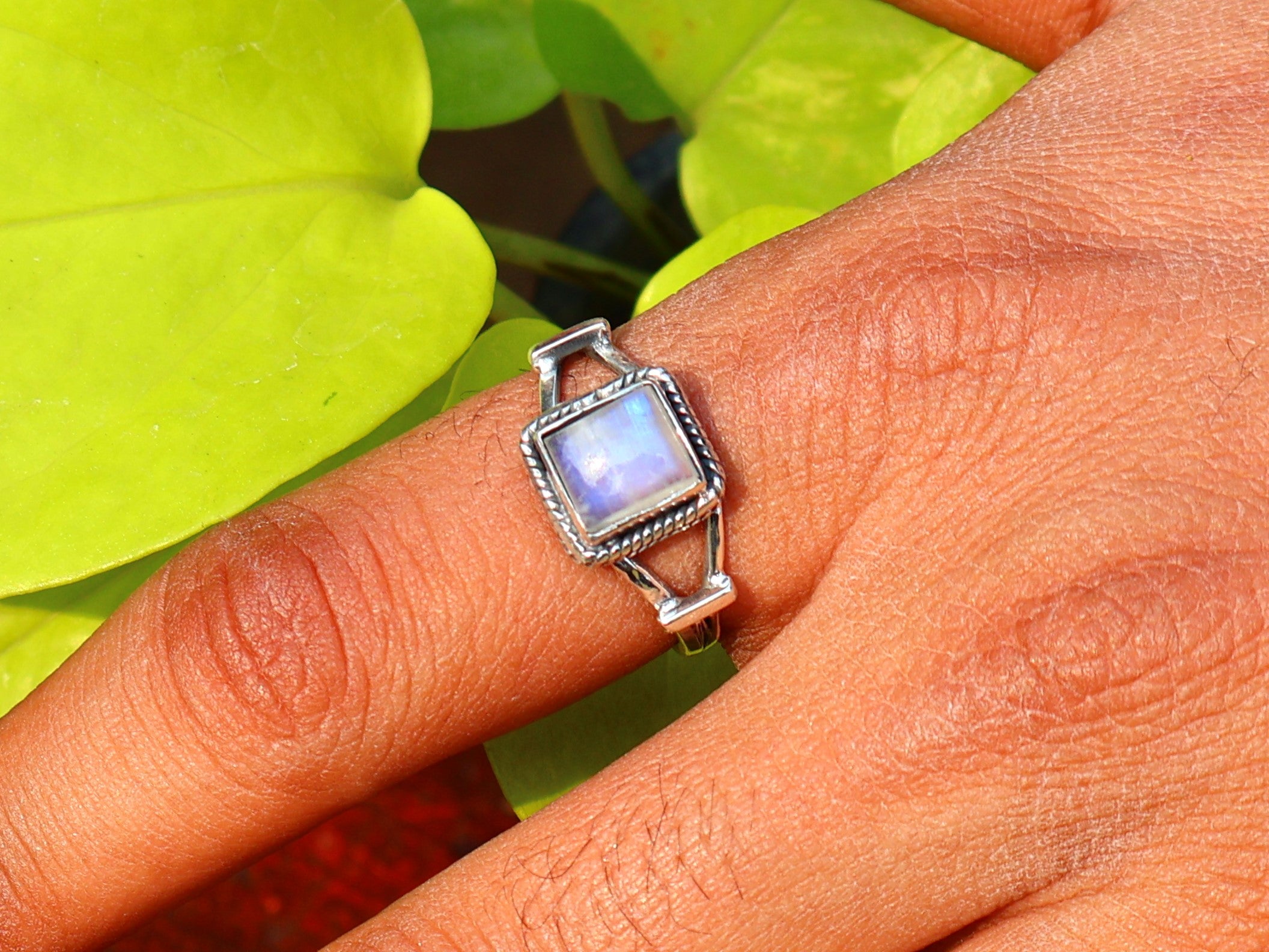 Natürlicher Regenbogen-Mondsteinring Damenring Blauer Feuerring Geburtsstein Quadratischer Edelsteinring