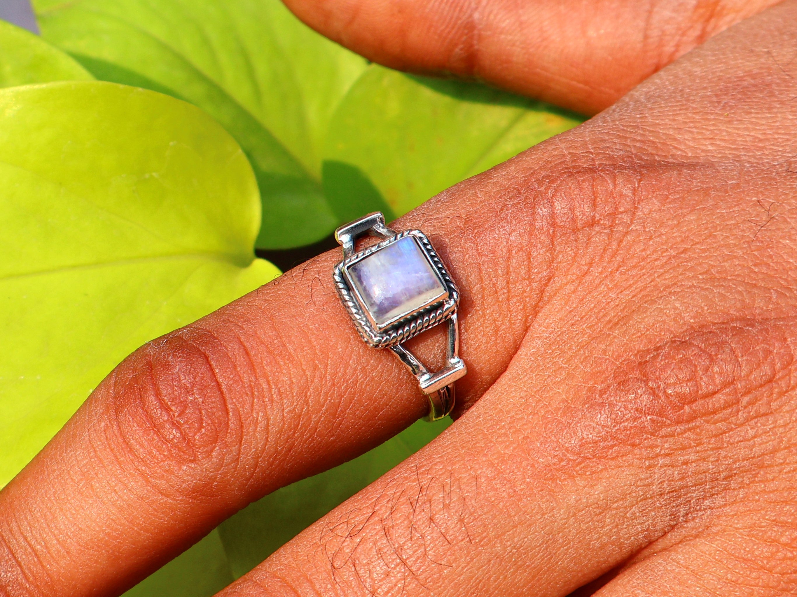Natürlicher Regenbogen-Mondsteinring Damenring Blauer Feuerring Geburtsstein Quadratischer Edelsteinring