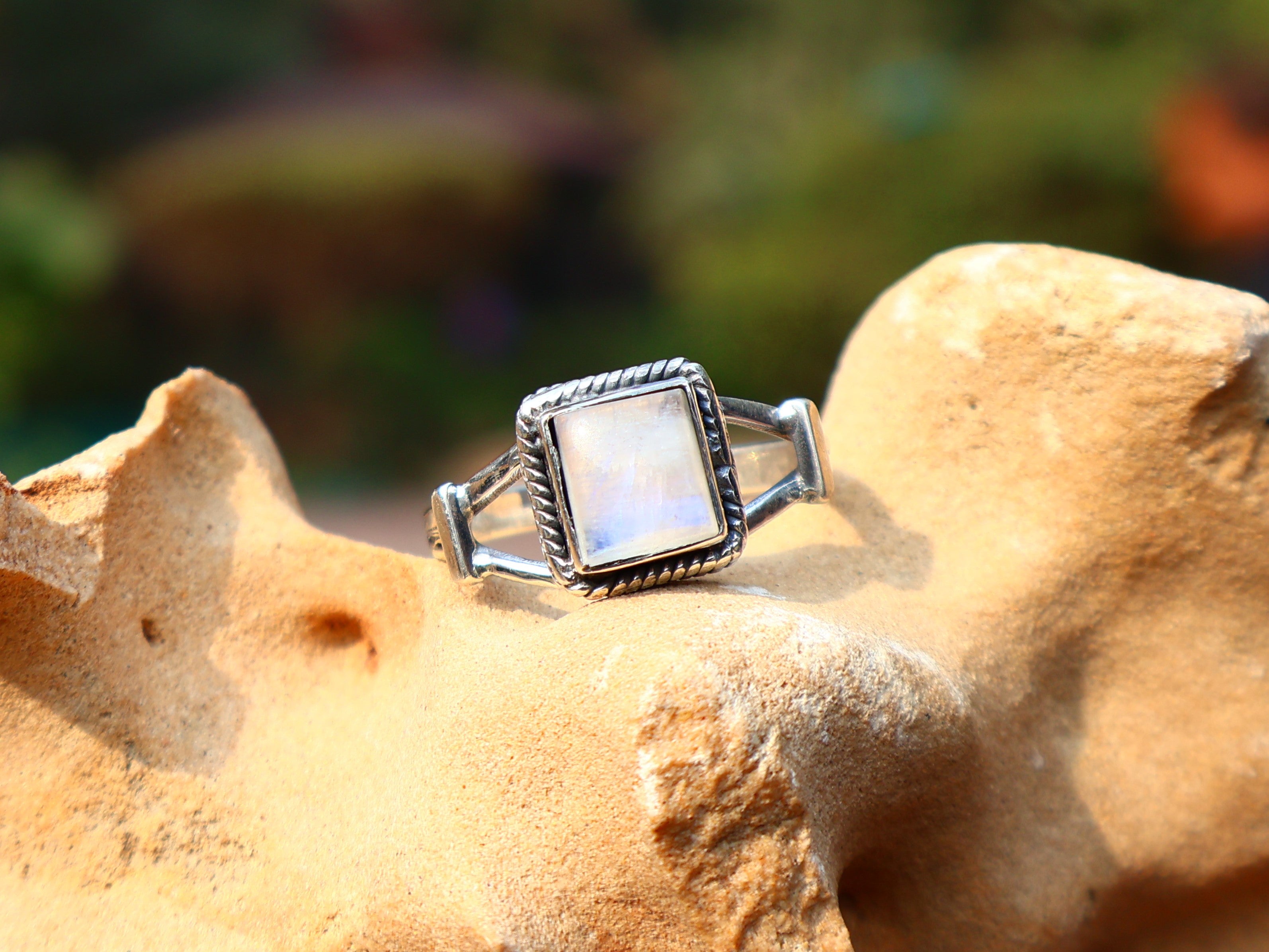 Natürlicher Regenbogen-Mondsteinring Damenring Blauer Feuerring Geburtsstein Quadratischer Edelsteinring