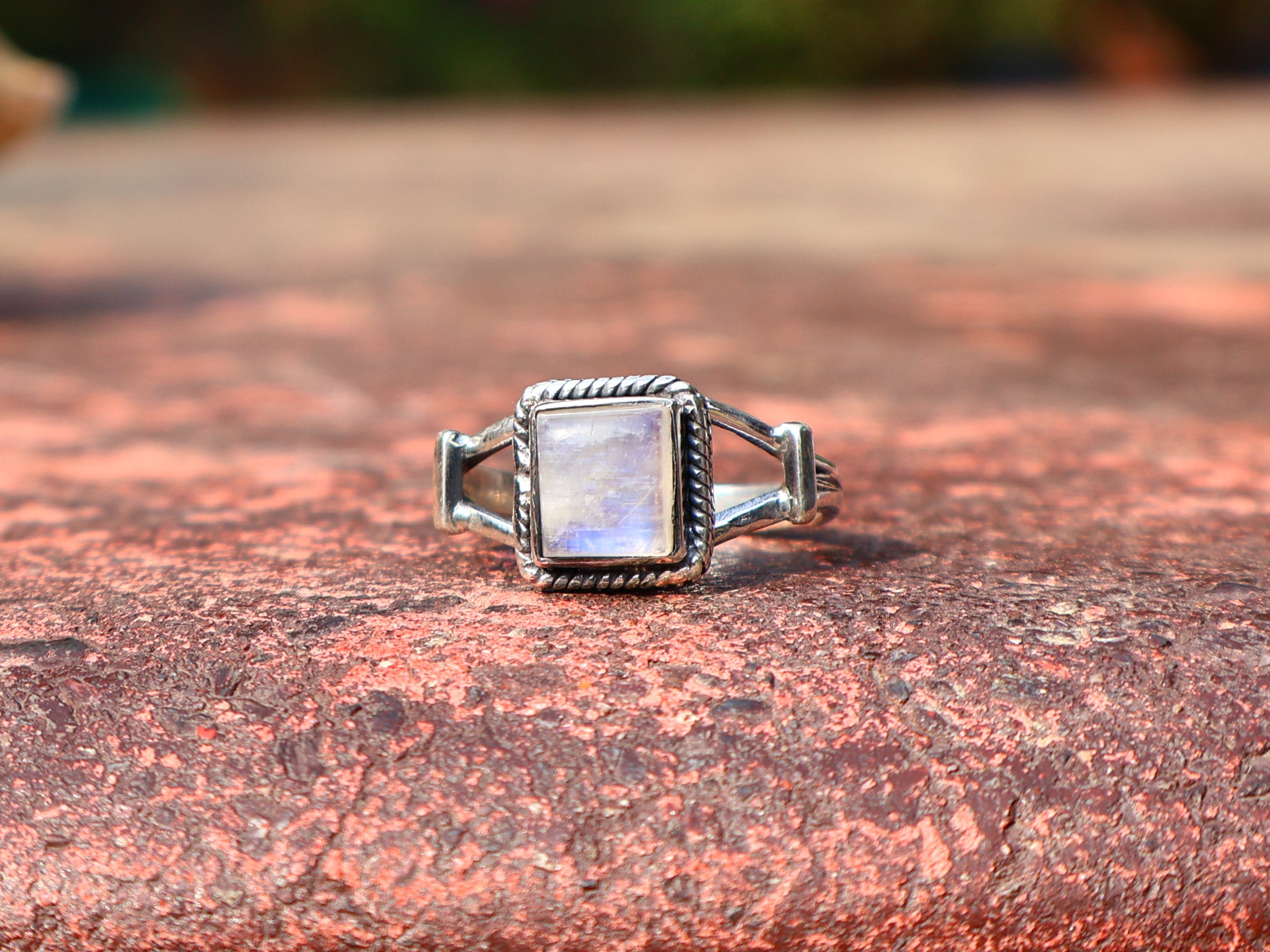 Natürlicher Regenbogen-Mondsteinring Damenring Blauer Feuerring Geburtsstein Quadratischer Edelsteinring