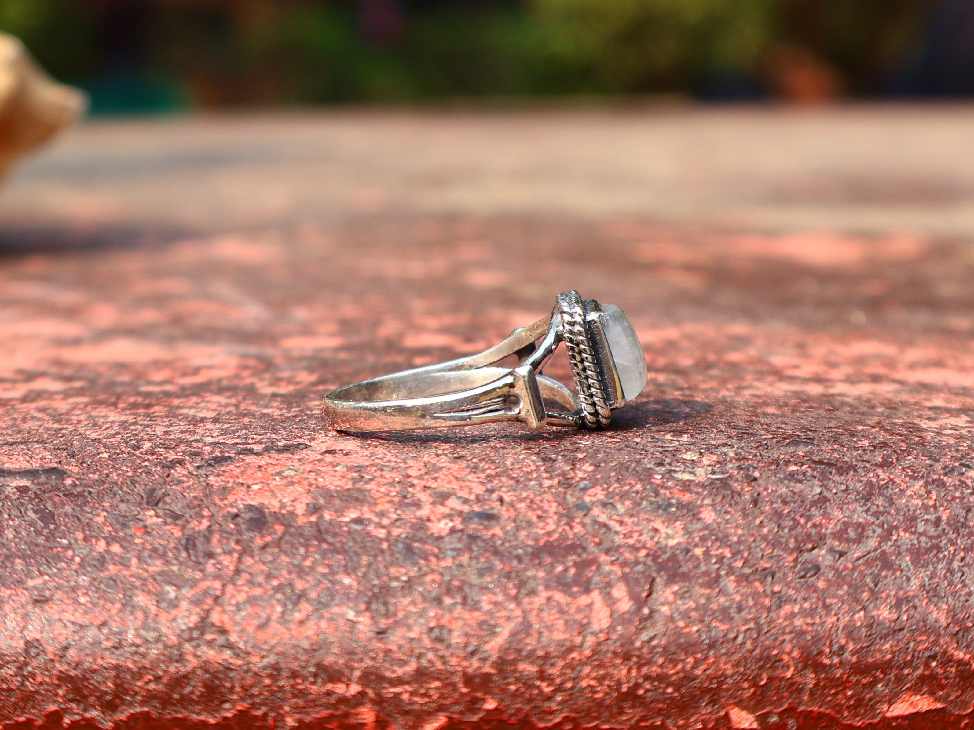 Natürlicher Regenbogen-Mondsteinring Damenring Blauer Feuerring Geburtsstein Quadratischer Edelsteinring