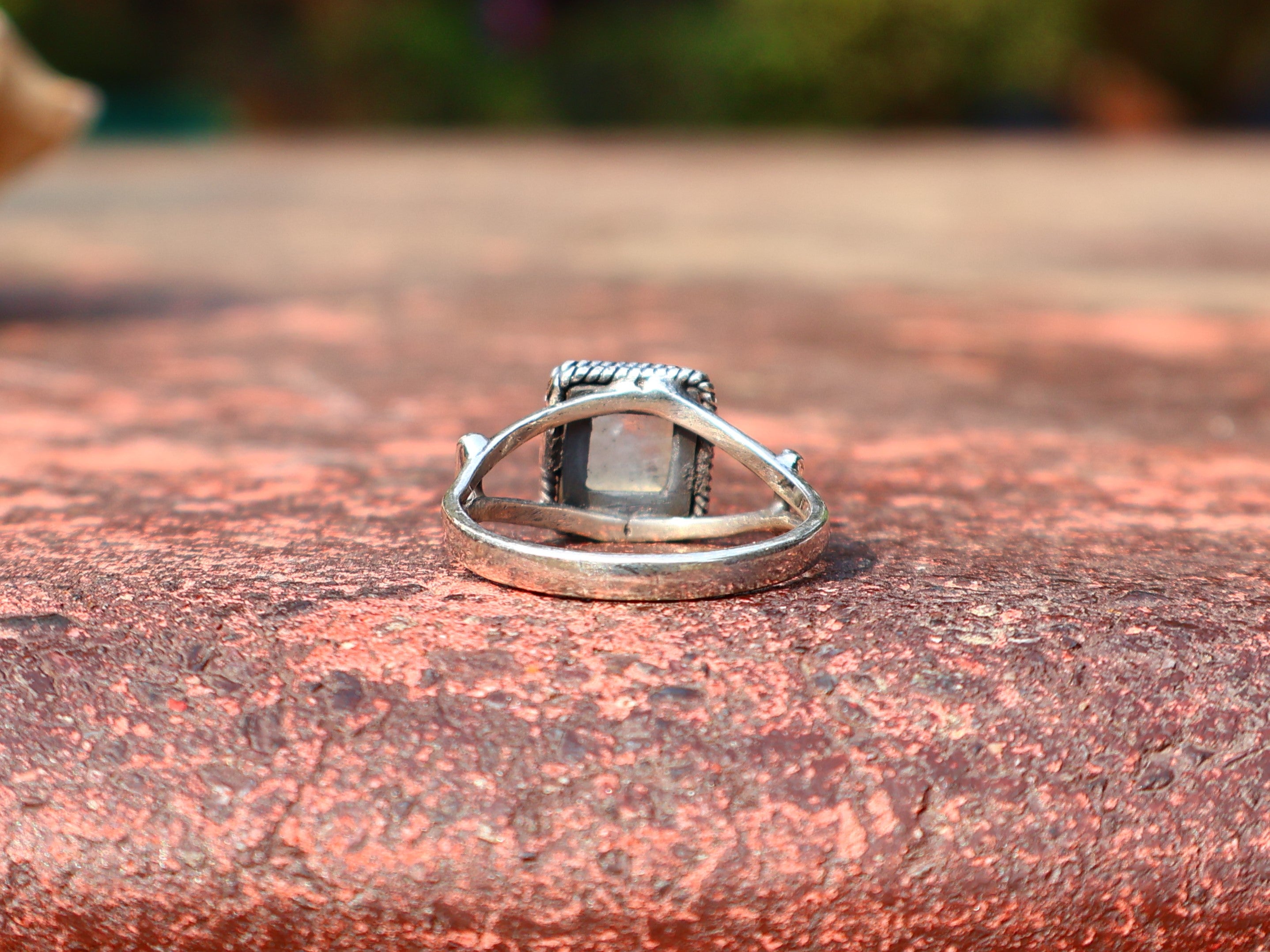 Natürlicher Regenbogen-Mondsteinring Damenring Blauer Feuerring Geburtsstein Quadratischer Edelsteinring
