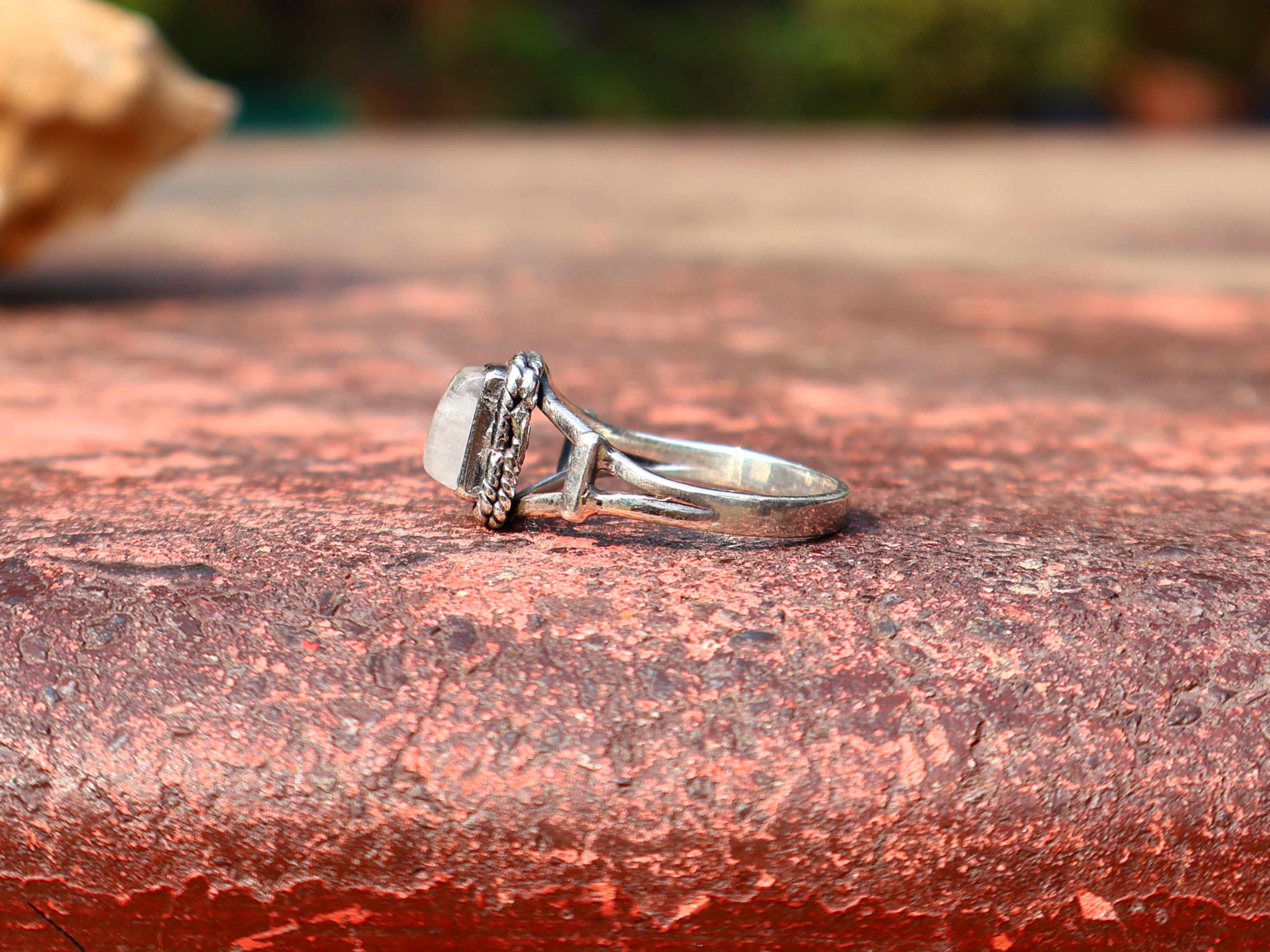 Natürlicher Regenbogen-Mondsteinring Damenring Blauer Feuerring Geburtsstein Quadratischer Edelsteinring
