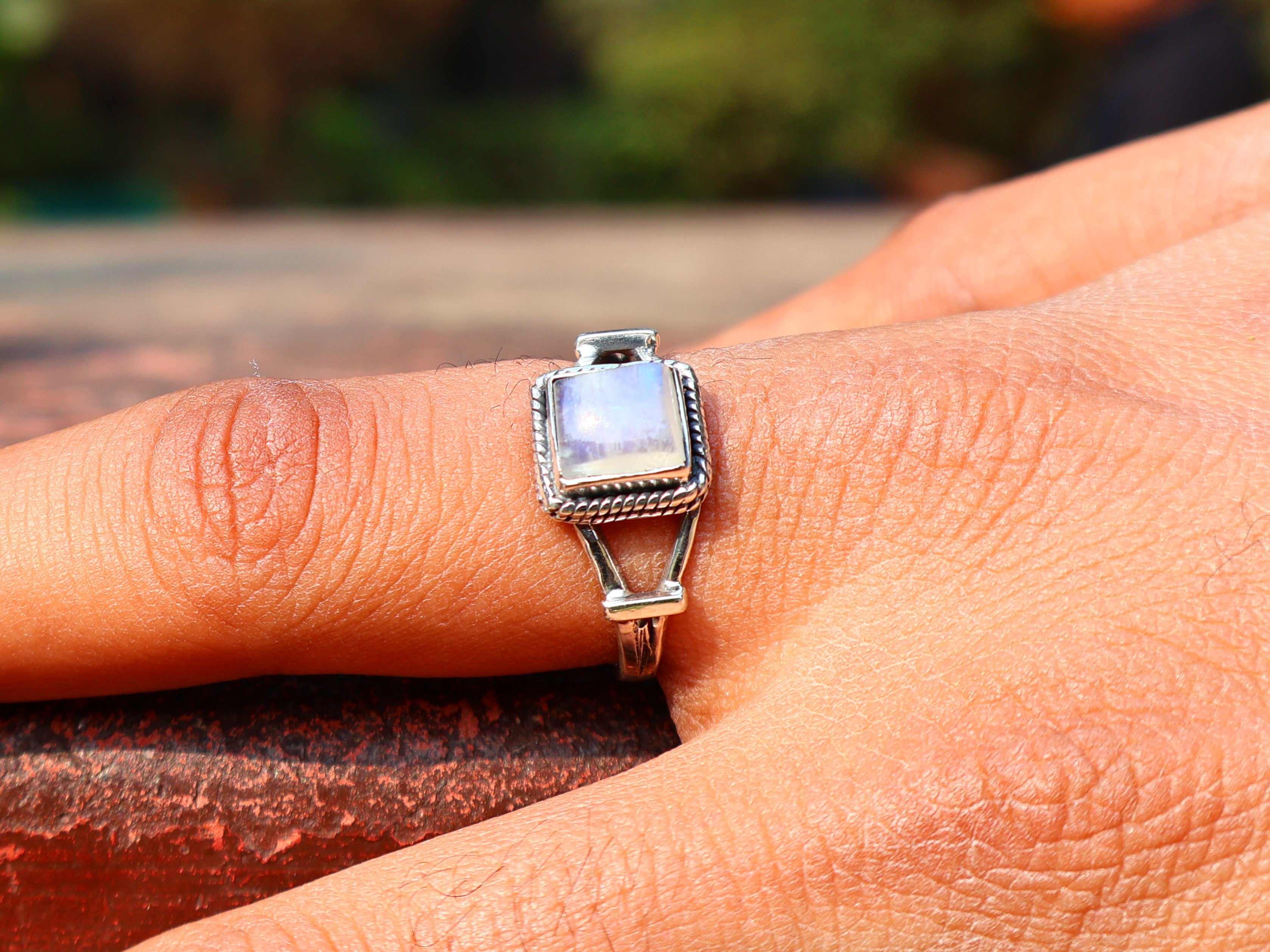 Natürlicher Regenbogen-Mondsteinring Damenring Blauer Feuerring Geburtsstein Quadratischer Edelsteinring