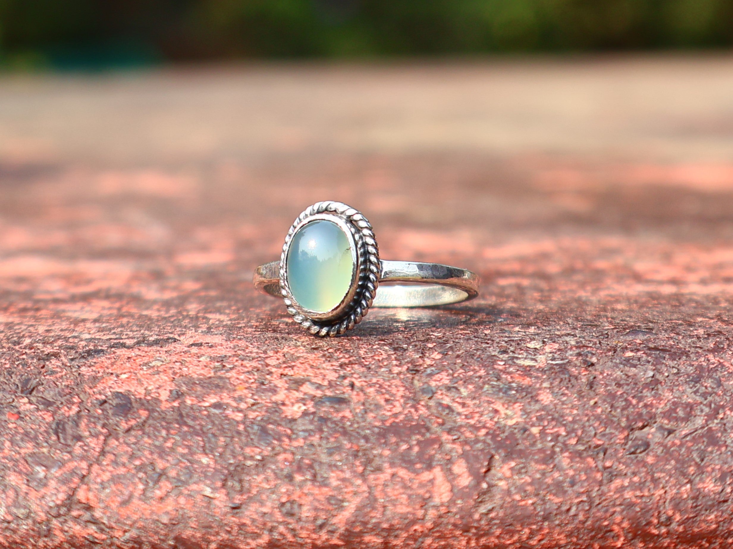 Ovaler Aqua-Chalcedon-Ring, handgefertigter Silberring, einzigartiger Ring, Geburtssteinring, 925er Sterlingsilberring, Stapelring, Geschenk für sie